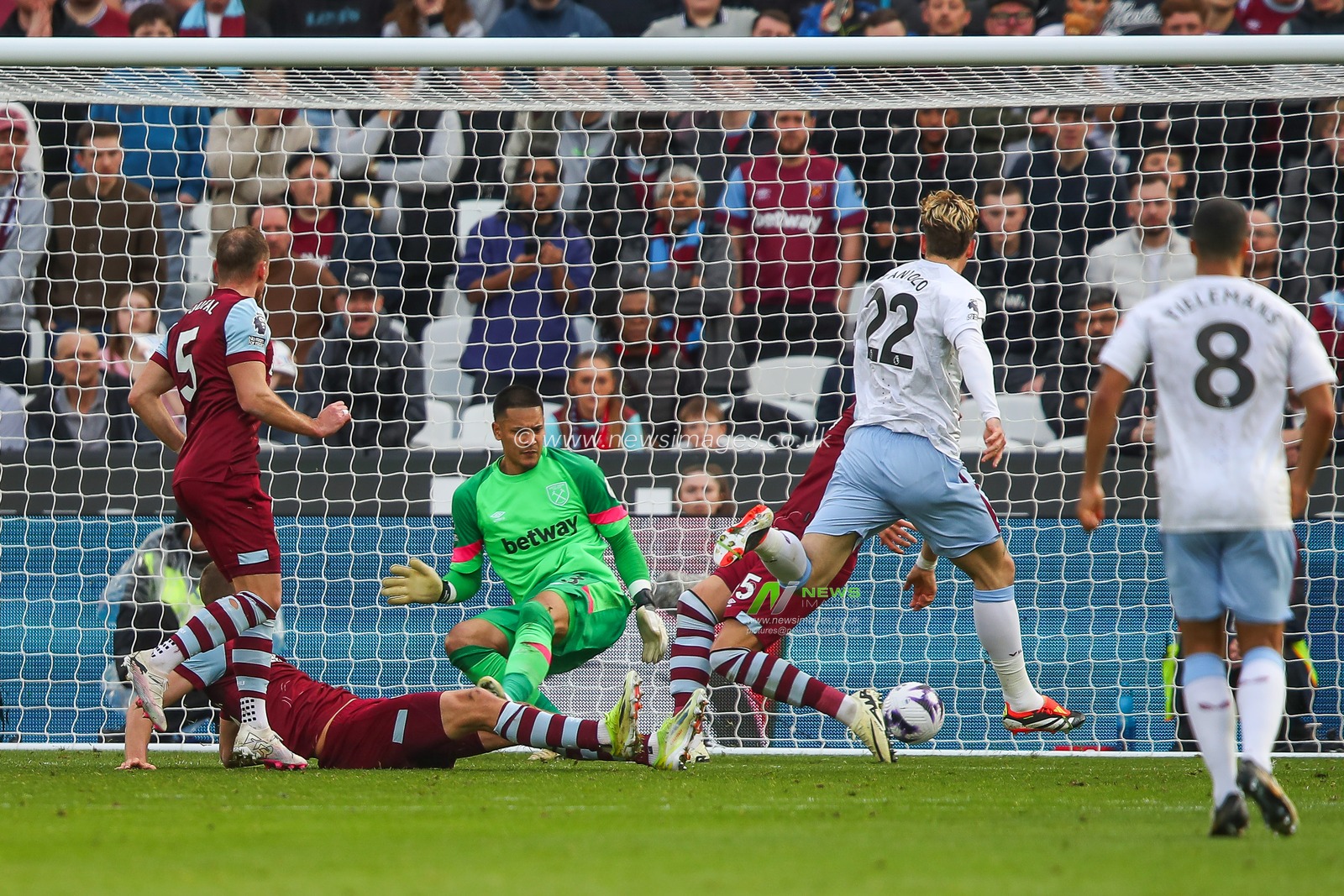 NicolÃ² Zaniolo of Aston Villa scores to make it 1-1 during the Premier League match West Ham United vs Aston Villa at London Stadium, London, United Kingdom, 17th March 2024

(Photo by Gareth Evans/News Images)