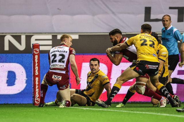 Abbas Miski of Wigan Warriors goes over for a try during the Betfred Super League Round 26 match Wigan Warriors vs Castleford Tigers at The Brick Community Stadium, Wigan, United Kingdom, 12th September 2025

(Photo by Alfie Cosgrove/News Images)