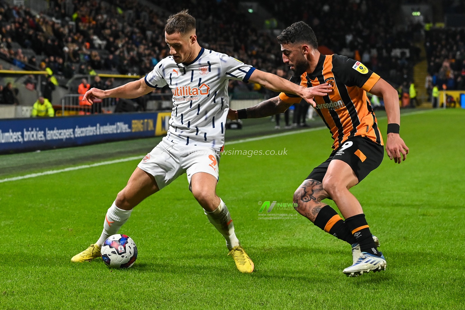 Jerry Yates #9 of Blackpool holds off Allahyar Sayyadmanesh #9 of Hull City during the Sky Bet Championship match Hull City vs Blackpool at MKM Stadium, Hull, United Kingdom, 26th December 2022

(Photo by Craig Thomas/News Images)