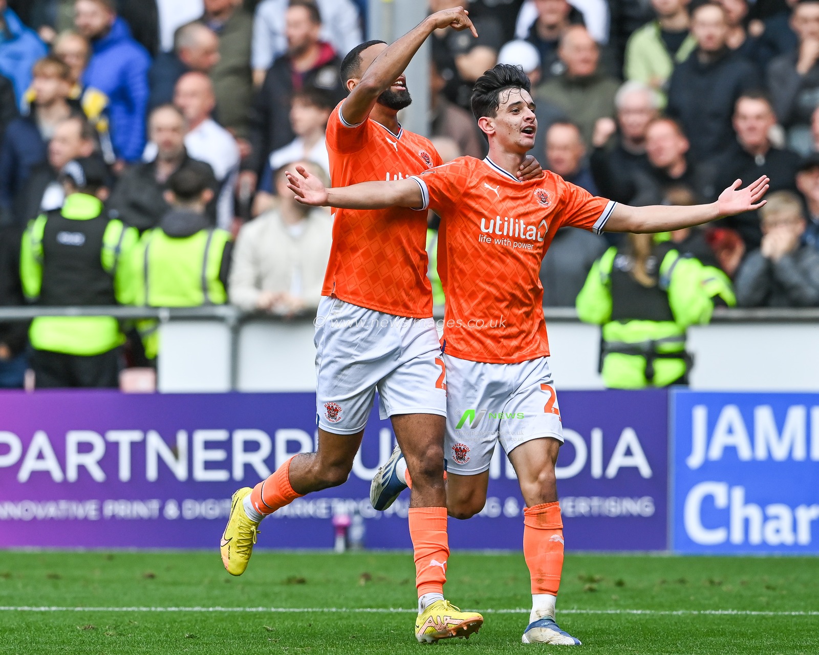 Charlie Patino #28 of Blackpool scores to make it 2-1 during the Sky Bet Championship match Blackpool vs Preston North End at Bloomfield Road, Blackpool, United Kingdom, 22nd October 2022

(Photo by Craig Thomas/News Images)