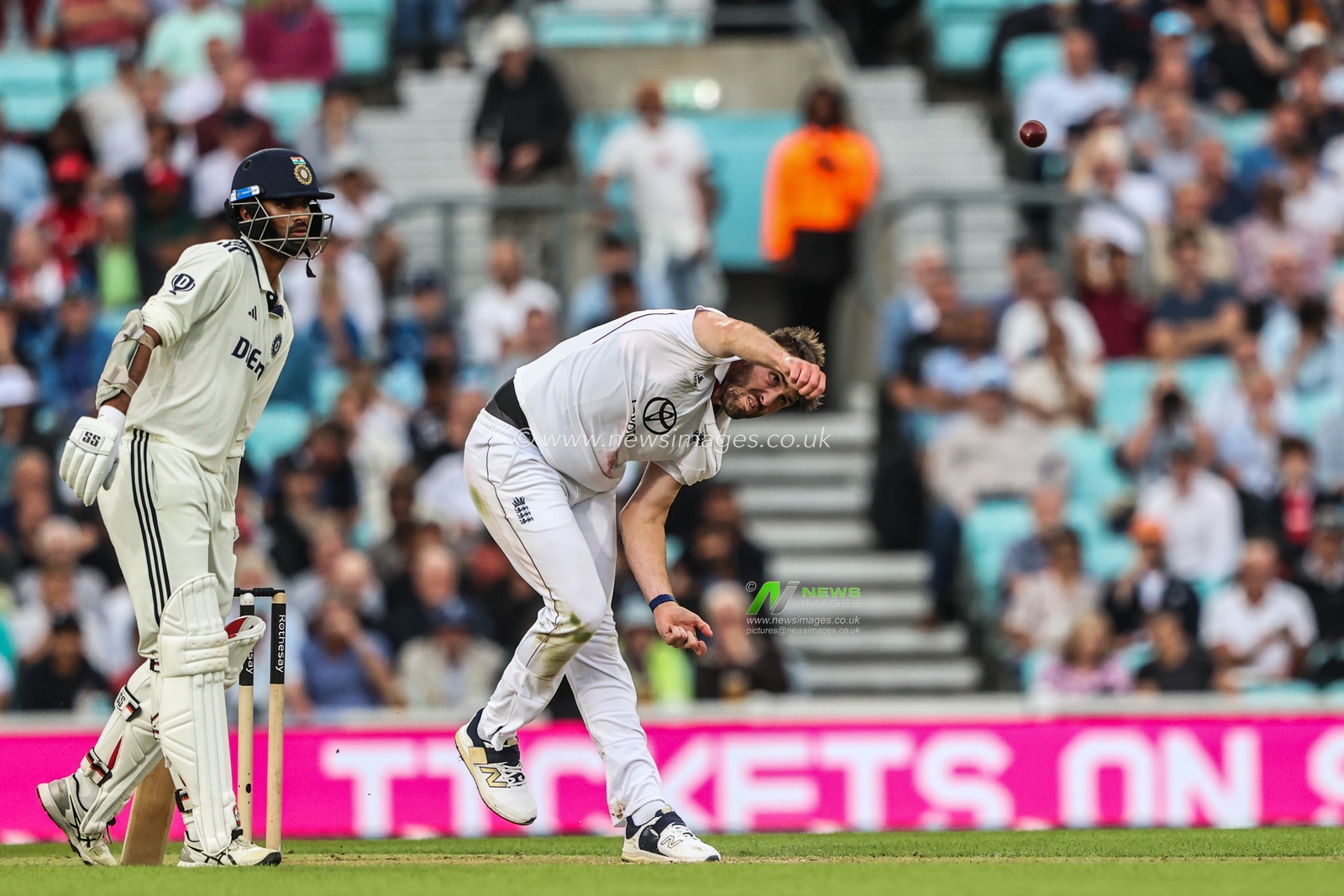 Jamie Overton of England delivers the ball during the Rothesay 5th Rothesay Test Day 1 Match England v India at The Kia Oval, London, United Kingdom, 31st July 2025

(Photo by Alfie Cosgrove/News Images)