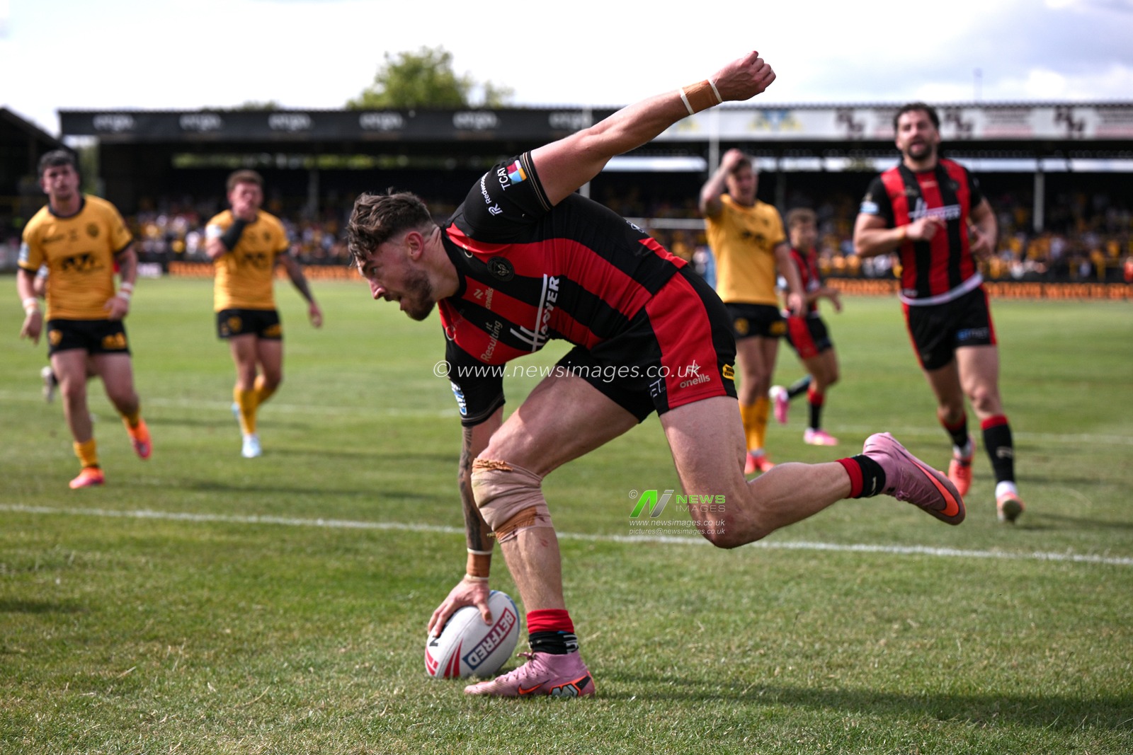 Toby King of Warrington Wolves makes a try during the Betfred Super League round 21 match Castleford Tigers vs Warrington Wolves at OneBore Stadium, Castleford, Untied Kingdom on 01 August 2026

(Photo by Ben Roberts/News Images)
