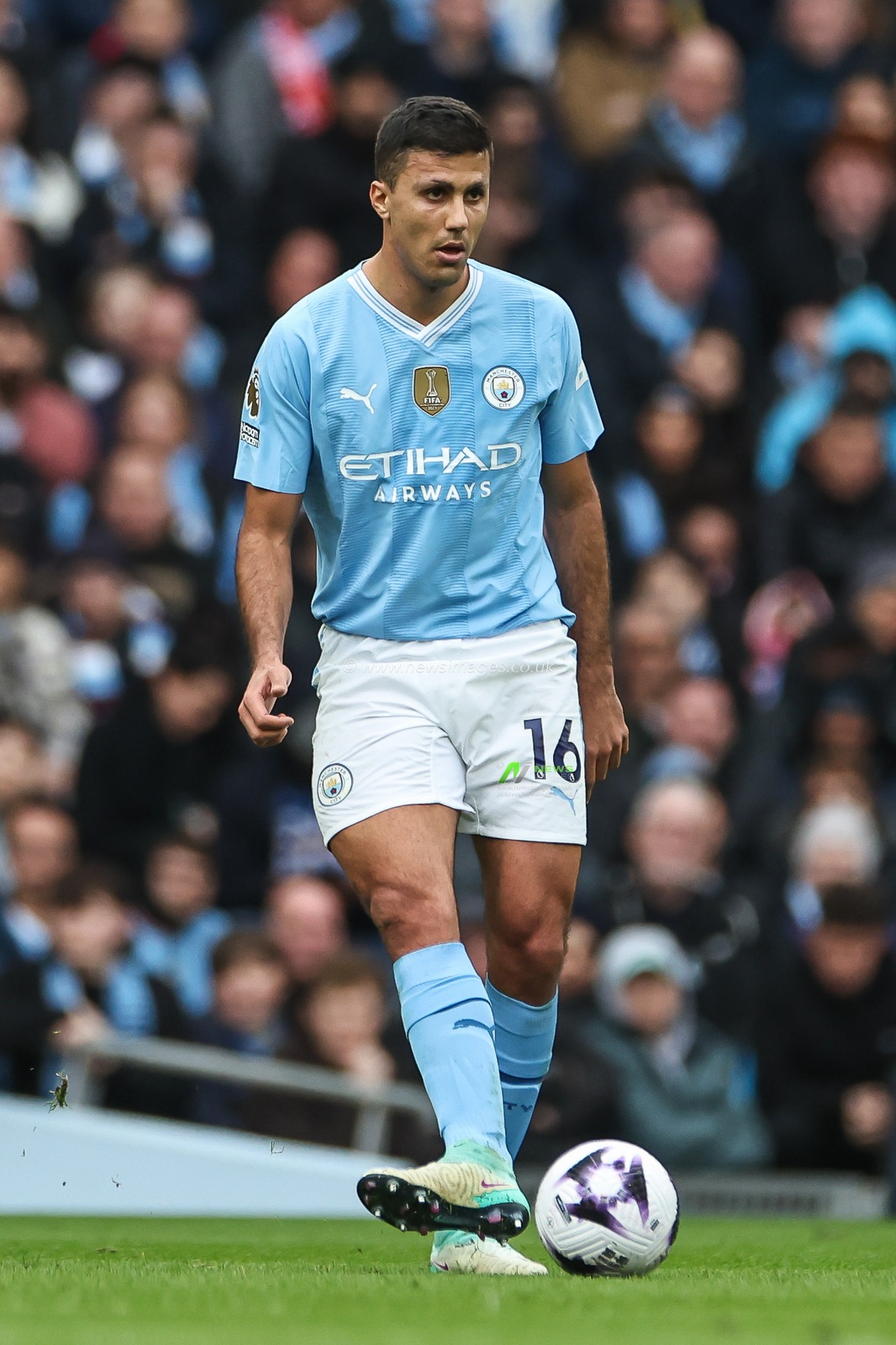 Rodri of Manchester City passes the ball during the Premier League match Manchester City vs Arsenal at Etihad Stadium, Manchester, United Kingdom, 31st March 2024

(Photo by Mark Cosgrove/News Images)