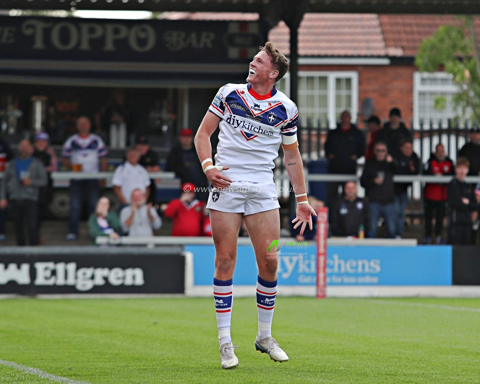 Ellis Lingard of Wakefield Trinity celebrates his second try during the Betfred Super League match Wakefield Trinity vs Salford Red Devils at DIY Kitchens Stadium, Wakefield, United Kingdom, 25th May 2025(Photo by Sam Eaden/News Images)