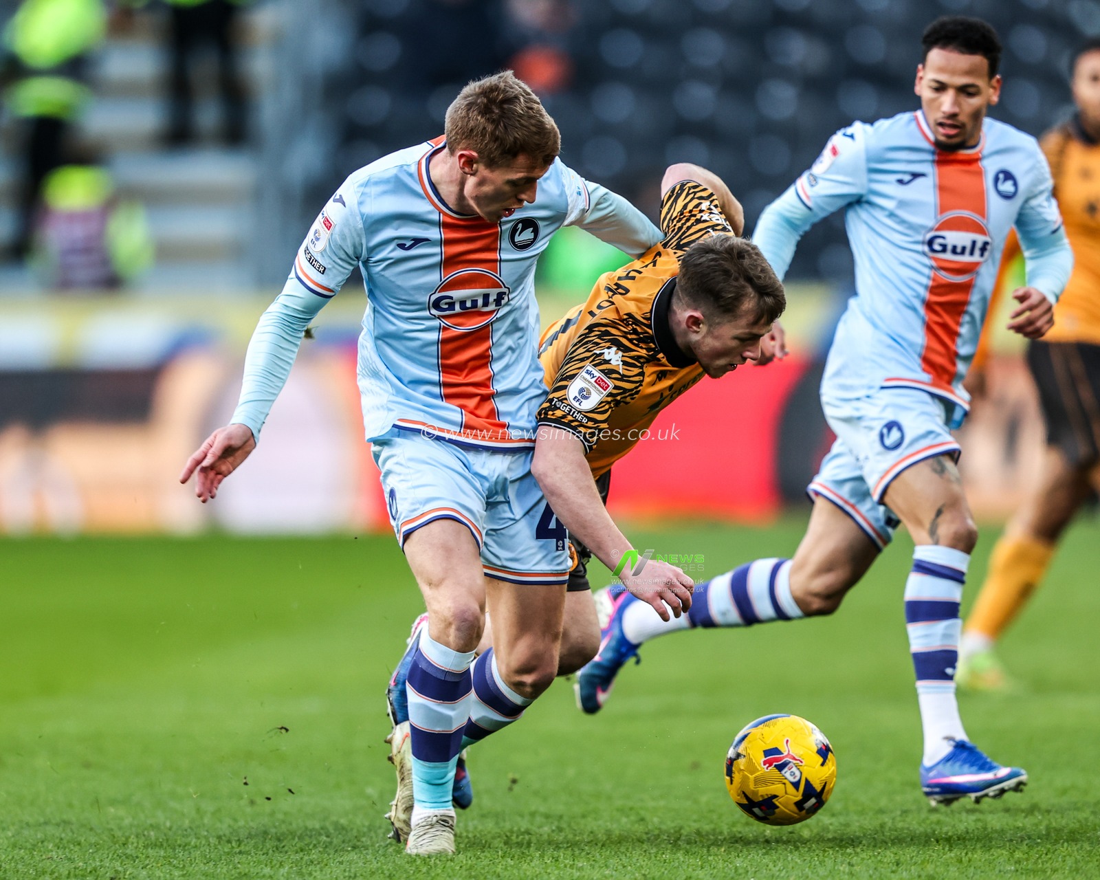 Joe Gelhardt of Hull City is fouled by Jay Fulton of Swansea City during the Sky Bet Championship match Hull City vs Swansea City at MKM Stadium, Hull, United Kingdom on 24 January 2026

(Photo by Alfie Cosgrove/News Images)