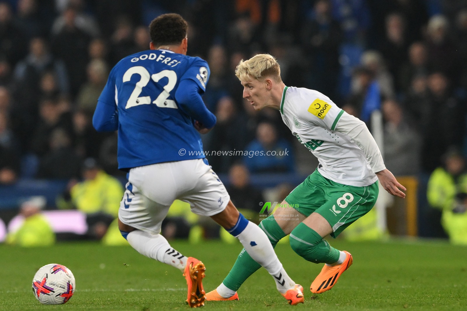 Anthony Gordon #8 of Newcastle United passes the ball during the Premier League match Everton vs Newcastle United at Goodison Park, Liverpool, United Kingdom, 27th April 2023

(Photo by Craig Thomas/News Images)