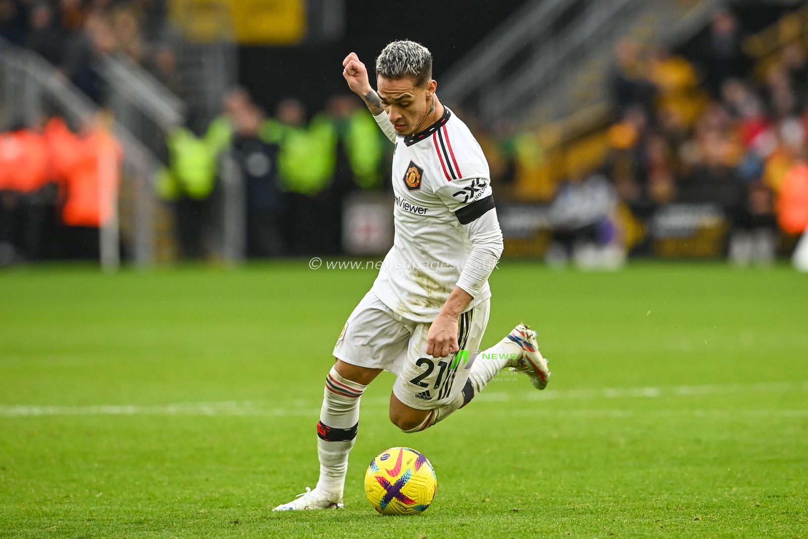 Antony #21 of Manchester United makes a break with the ball during the Premier League match Wolverhampton Wanderers vs Manchester United at Molineux, Wolverhampton, United Kingdom, 31st December 2022

(Photo by Craig Thomas/News Images)
