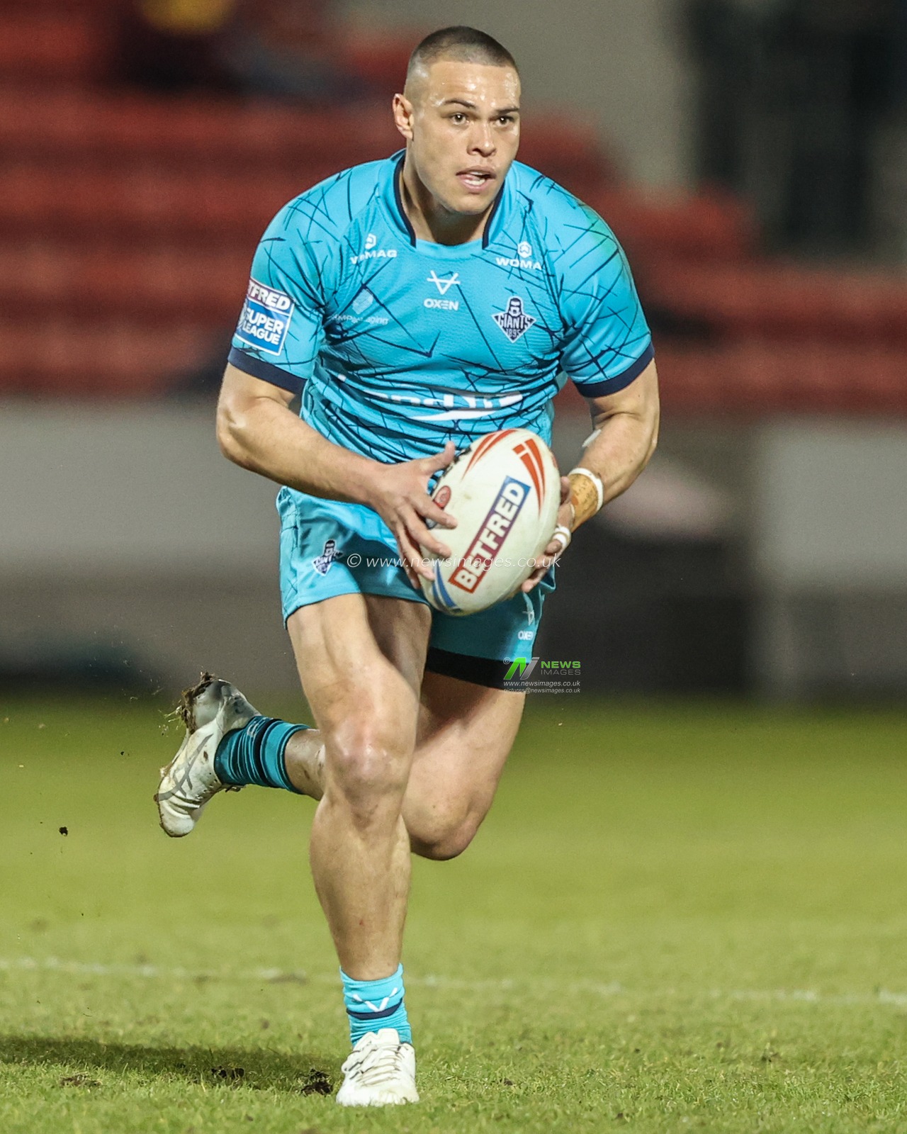 Tui Lolohea of Huddersfield Giants breaks with the ball during the Betfred Super League Round 5 match Salford Red Devils vs Huddersfield Giants at Salford Community Stadium, Eccles, United Kingdom, 20th March 2025

(Photo by Alfie Cosgrove/News Images)