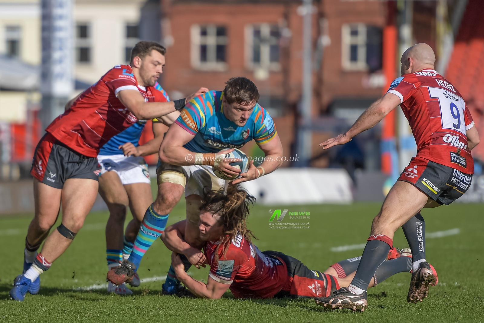 jordy reid #6 of gloucester rugby tackles Calum Green #5 of Leicester Tigers
