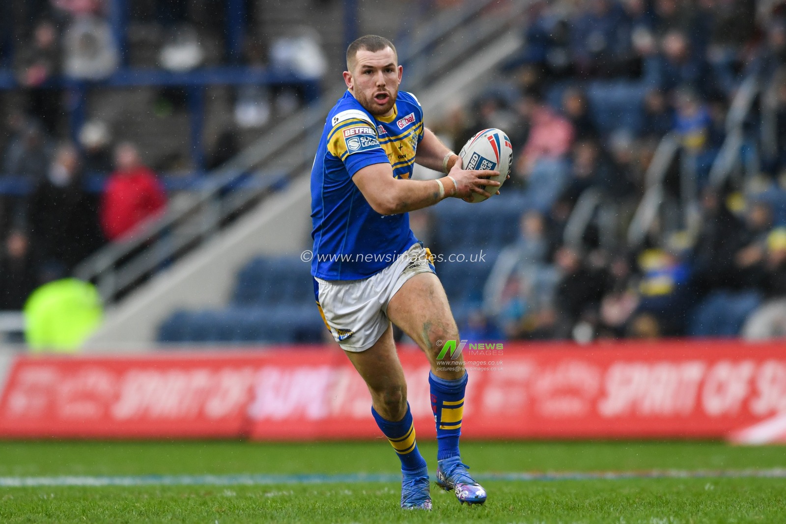 Cameron Smith #17 of Leeds Rhinos runs forward with the ball