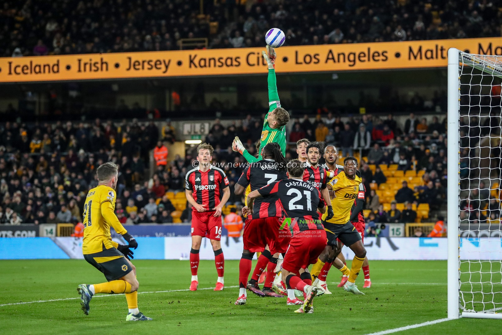 Bernd Leno of Fulham punches the ball behind for a corner during the Premier League match Wolverhampton Wanderers vs Fulham at Molineux, Wolverhampton, United Kingdom, 25th February 2025

(Photo by Gareth Evans/News Images)
