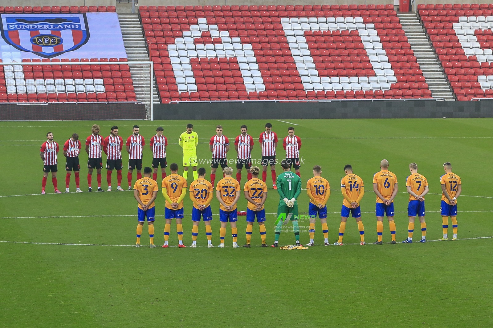 Sunderland and Mansfield Town players observe a minute's silence for Remembrance Day before kick-off