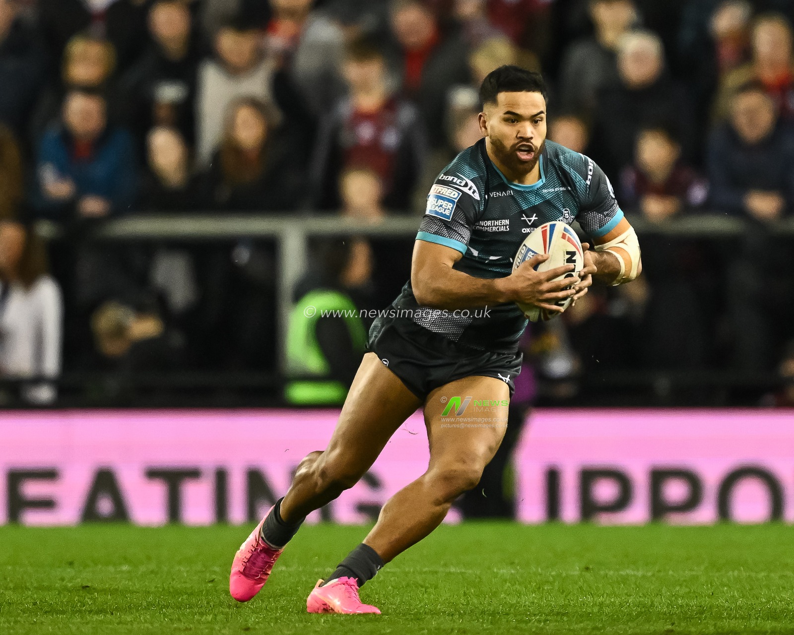 Esan Marsters of Huddersfield Giants makes a break during the Betfred Super League Round 1 match Leigh Leopards vs Huddersfield Giants at Leigh Sports Village, Leigh, United Kingdom, 16th February 2024

(Photo by Craig Thomas/News Images)