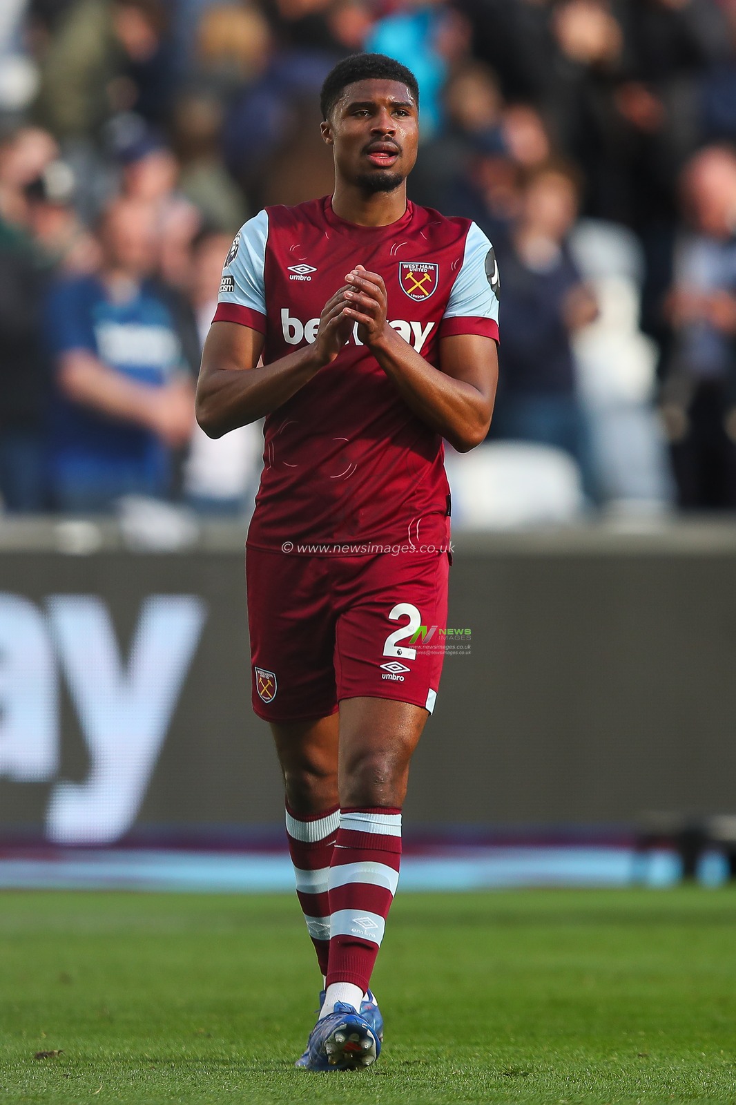 Ben Johnson of West Ham United applauds the fans at the end of the Premier League match West Ham United vs Aston Villa at London Stadium, London, United Kingdom, 17th March 2024

(Photo by Gareth Evans/News Images)