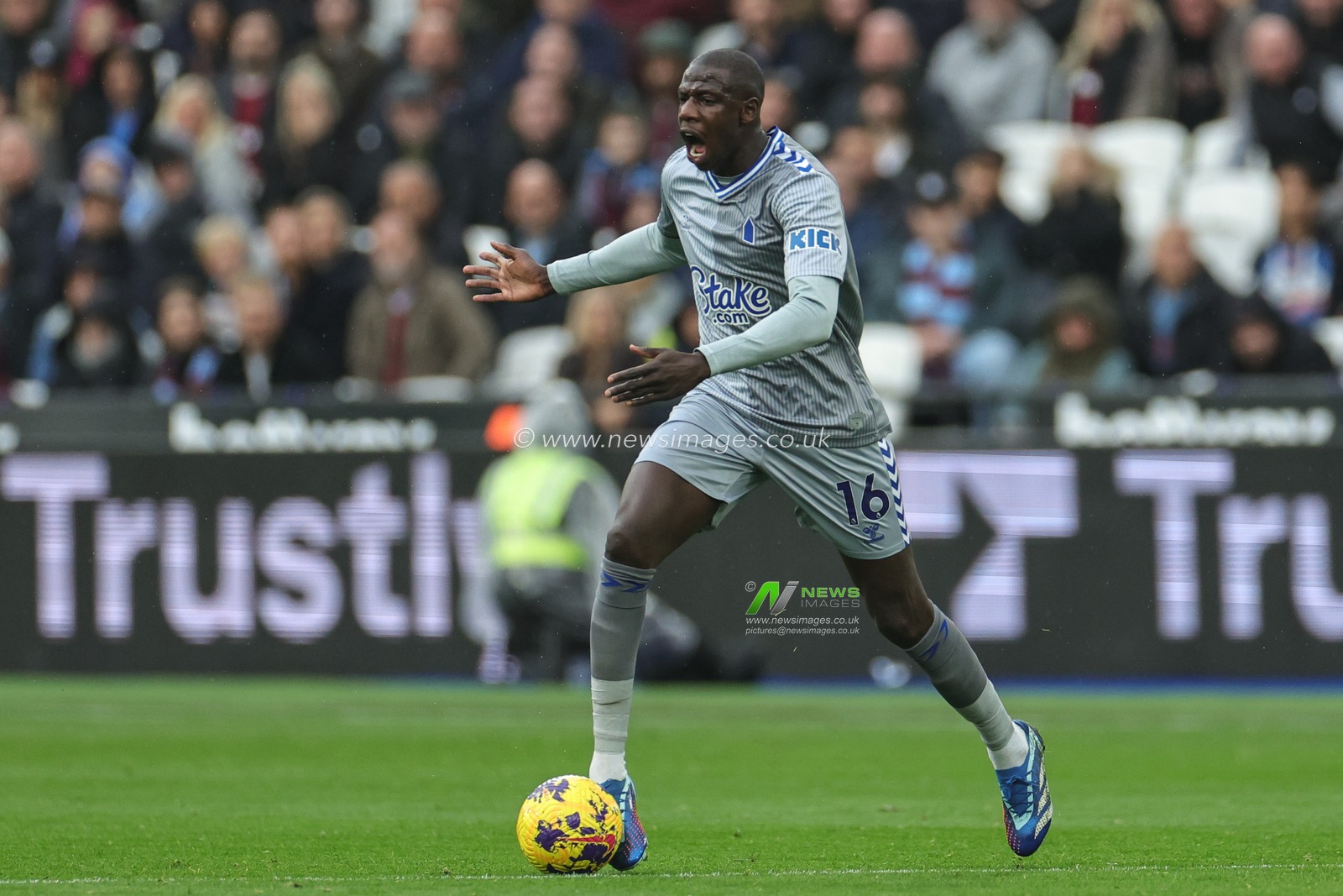 Abdoulaye DoucourÃ© #16 of Everton breaks with the ball during the Premier League match West Ham United vs Everton at London Stadium, London, United Kingdom, 29th October 2023

(Photo by Mark Cosgrove/News Images)