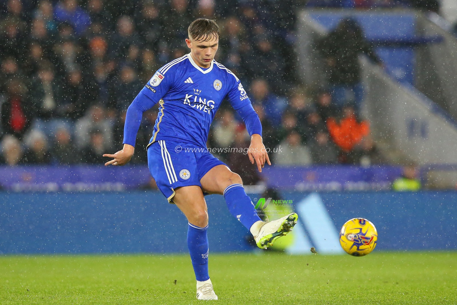 Callum Doyle of Leicester City passes the ball during the Sky Bet Championship match Leicester City vs Huddersfield Town at King Power Stadium, Leicester, United Kingdom, 1st January 2024

(Photo by Gareth Evans/News Images)