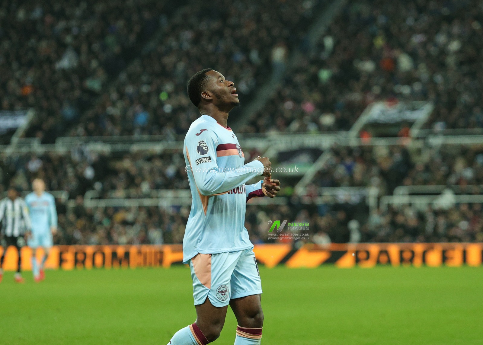 Dango Ouattara of Brentford celebrates his goal to make it 2-3 during the Premier League match Newcastle Untied vs Brentford at St. James's Park, Newcastle, United Kingdom on 07 February 2026

(Photo by Richard Bierton/News Images)