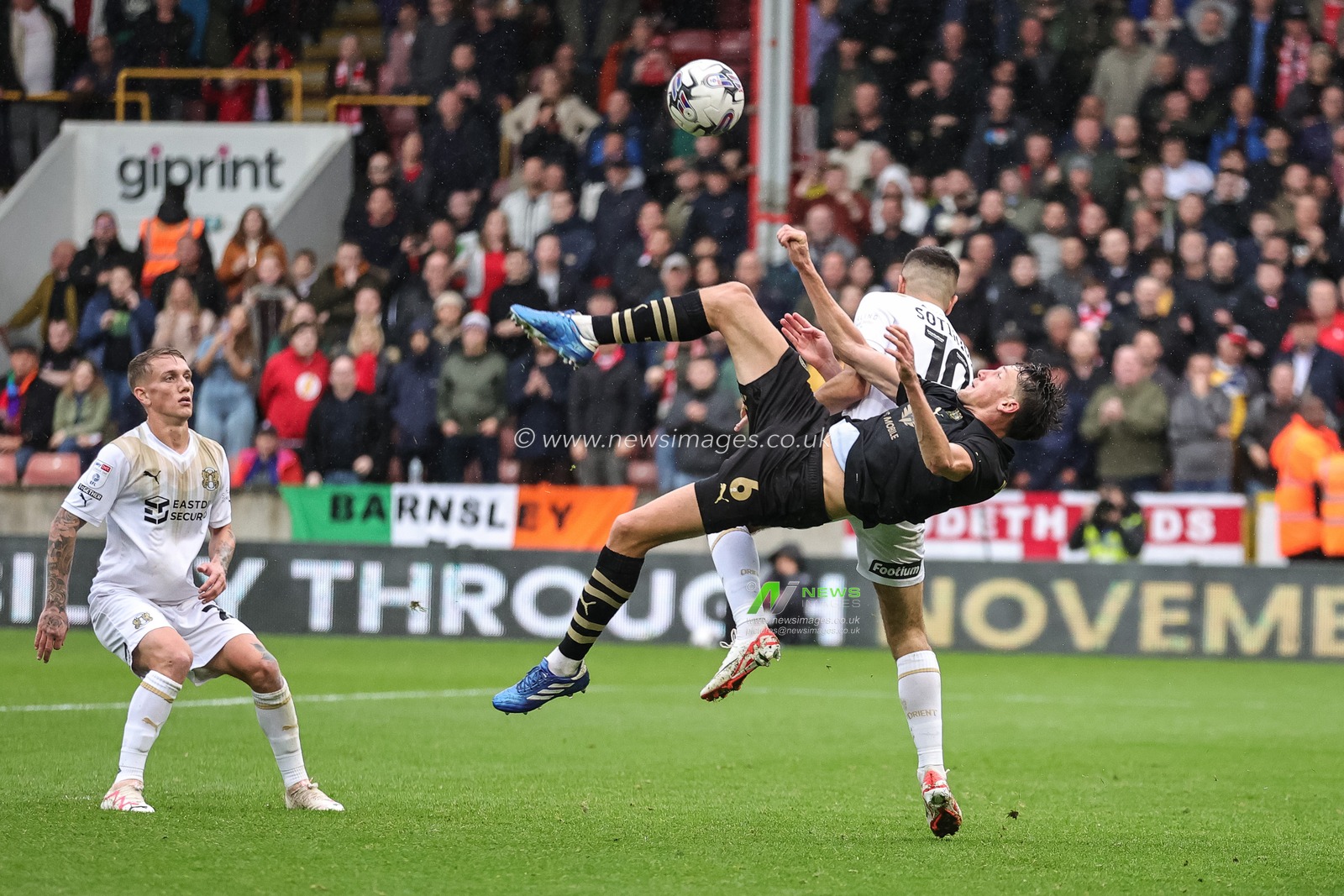 MaÃ«l de Gevigney #6 of Barnsley miss judged a overhead kick on goal during the Sky Bet League 1 match Leyton Orient vs Barnsley at Matchroom Stadium, London, United Kingdom, 21st October 2023

(Photo by Mark Cosgrove/News Images)