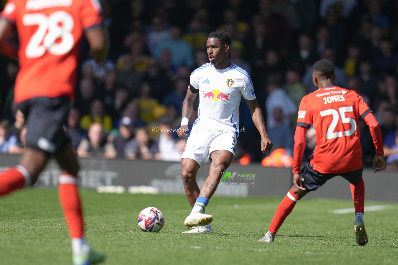JÃºnior Firpo of Leeds United plays the ball forward during the Sky Bet Championship match Luton Town vs Leeds United at Kenilworth Road, Luton, United Kingdom, 5th April 2025

(Photo by Harvey Murphy/News Images)