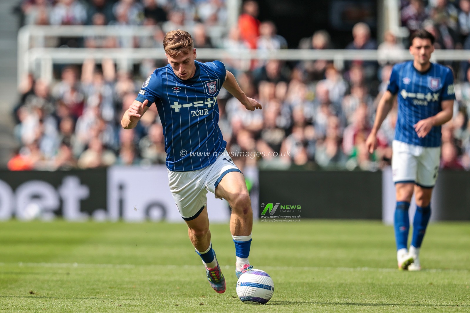 Liam Delap of Ipswich Town breaks with the ball during the Premier League match Newcastle United vs Ipswich Town at St. James's Park, Newcastle, United Kingdom, 25th April 2025

(Photo by Richard Bierton/News Images)