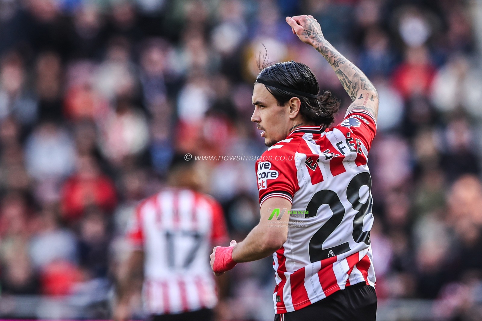 Enzo Le Fee of Sunderland gives his team instructions during the Premier League match Sunderland vs Tottenham Hotspur at Stadium Of Light, Sunderland, United Kingdom on 12 April 2026

(Photo by Alfie Cosgrove/News Images)