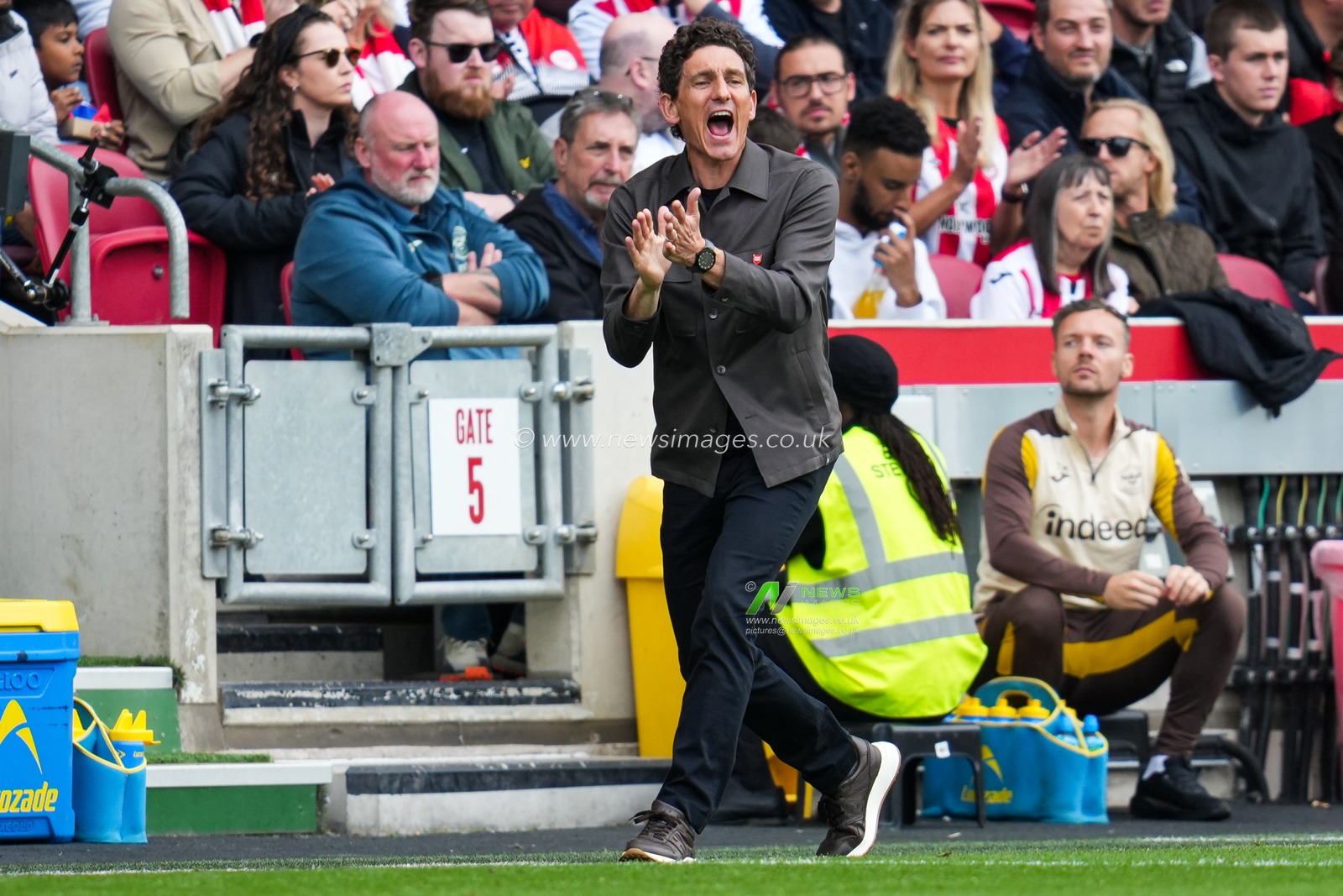 Keith Andrews manager of Brentford during the Premier League match Brentford vs Manchester United at The Gtech Community Stadium, London, United Kingdom, 27th September 2025

(Photo by Harvey Murphy/News Images)