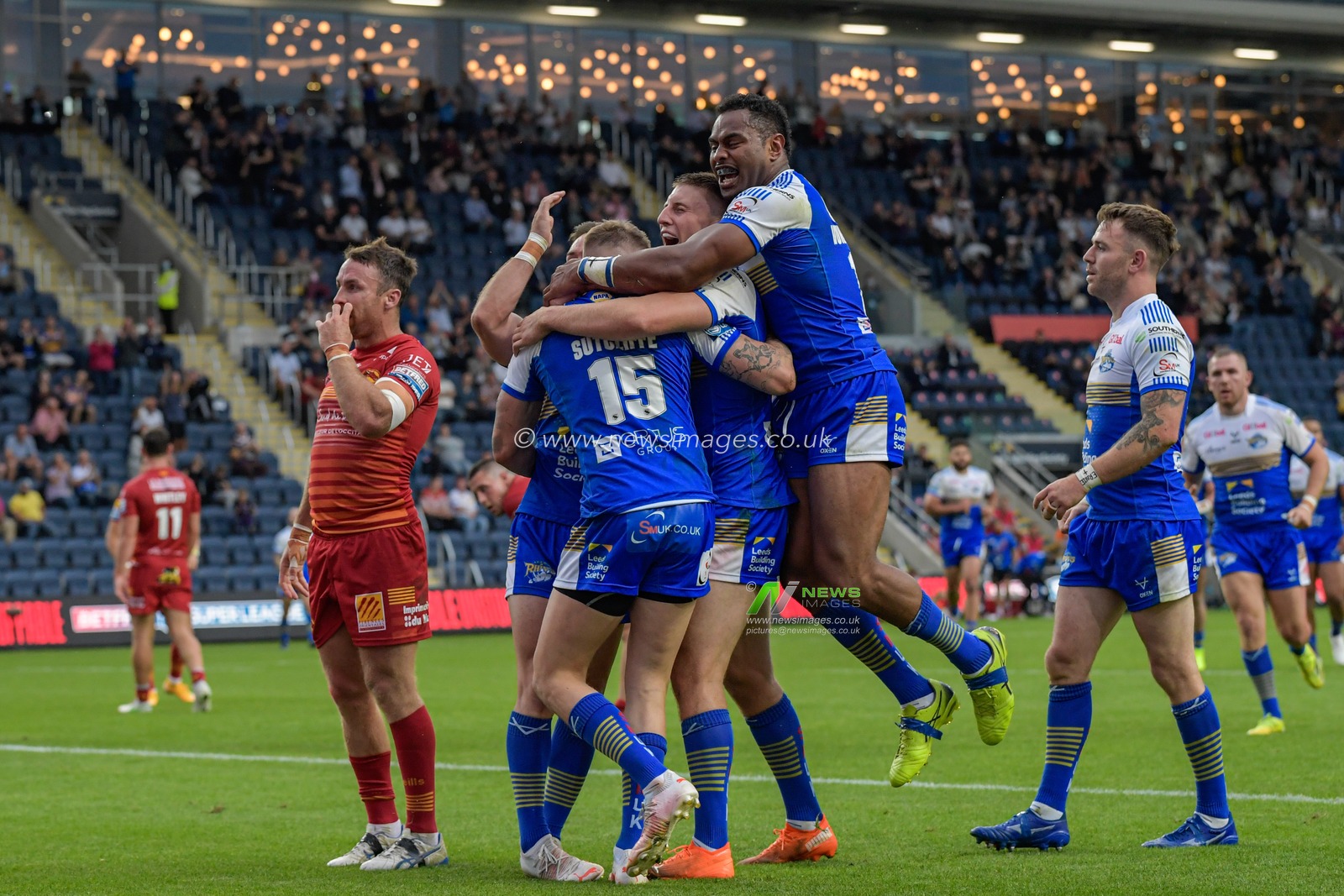 Liam Sutcliffe (15) of Leeds Rhinos celebrates scoring a try with his team mates to make it 16-8