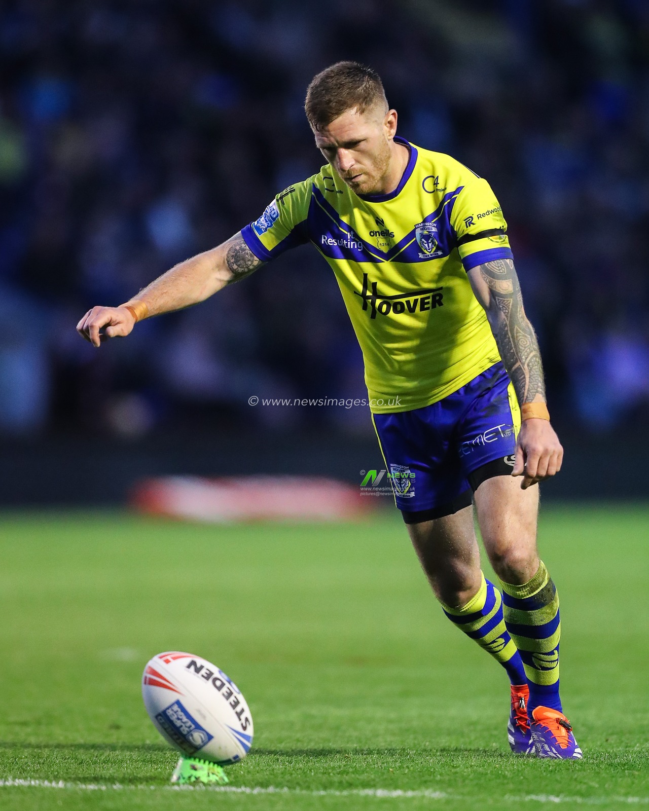 Marc Sneyd of Warrington Wolves takes the conversion kick during the Betfred Super League Round 9 match Warrington Wolves vs St Helens at Halliwell Jones Stadium, Warrington, United Kingdom, 24th April 2025

(Photo by Gareth Evans/News Images)