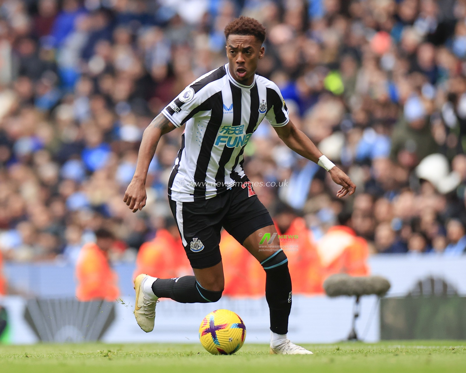 Joe Willock #28 of Newcastle United controls the ball during the Premier League match Manchester City vs Newcastle United at Etihad Stadium, Manchester, United Kingdom, 4th March 2023

(Photo by Conor Molloy/News Images)