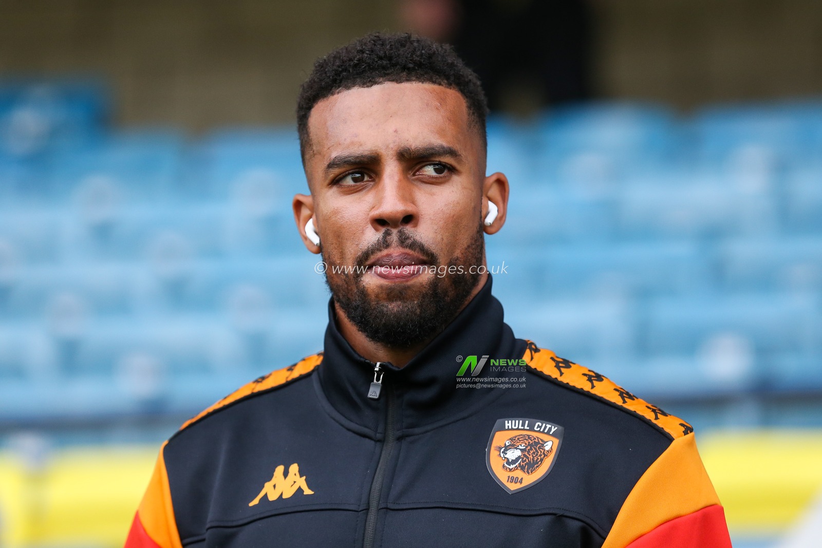 Cyrus Christie #33 of Hull City arriving during the Sky Bet Championship match Millwall vs Hull City at The Den, London, United Kingdom, 7th October 2023

(Photo by Arron Gent/News Images)