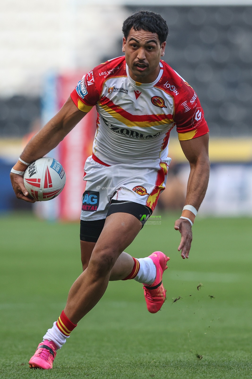 Reimis Smith of Catalan Dragons breaks with the ball during the Betfred Super League Round 27 match Hull FC vs Catalans Dragons at MKM Stadium, Hull, United Kingdom, 21st September 2024

(Photo by Alfie Cosgrove/News Images)