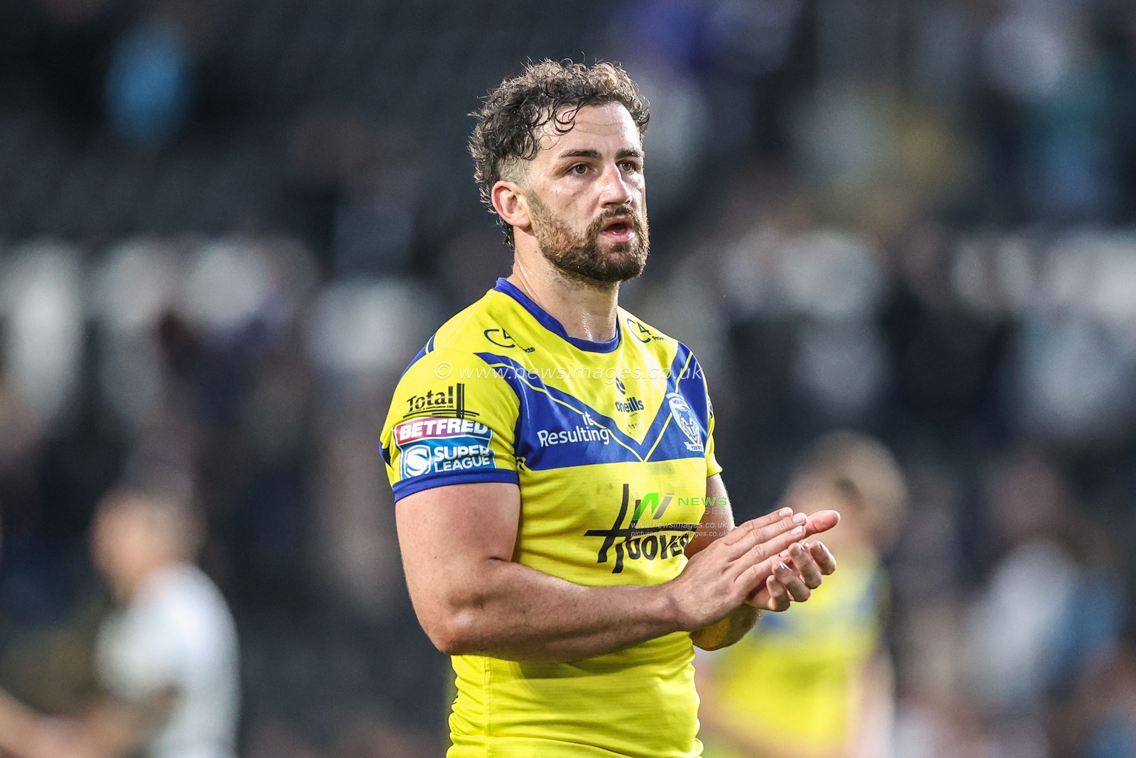 Toby King of Warrington Wolves applauds the fans after the game during the Betfred Super League Round 26 match Hull FC vs Warrington Wolves at MKM Stadium, Hull, United Kingdom, 13th September 2025

(Photo by Alfie Cosgrove/News Images)