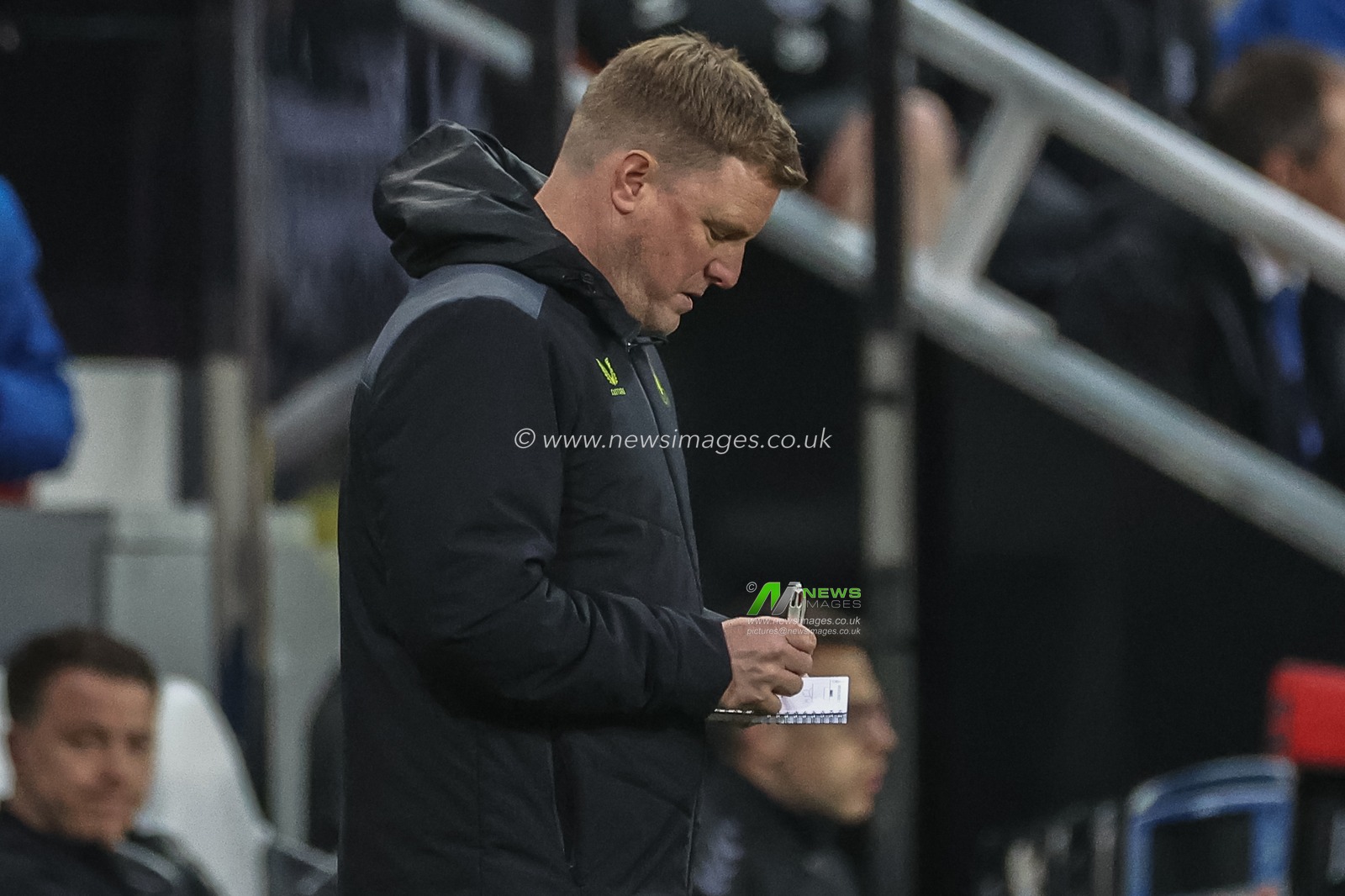 Eddie Howe manager of Newcastle United takes notes during the Premier League match Newcastle United vs Everton at St. James's Park, Newcastle, United Kingdom, 2nd April 2024

(Photo by Mark Cosgrove/News Images)