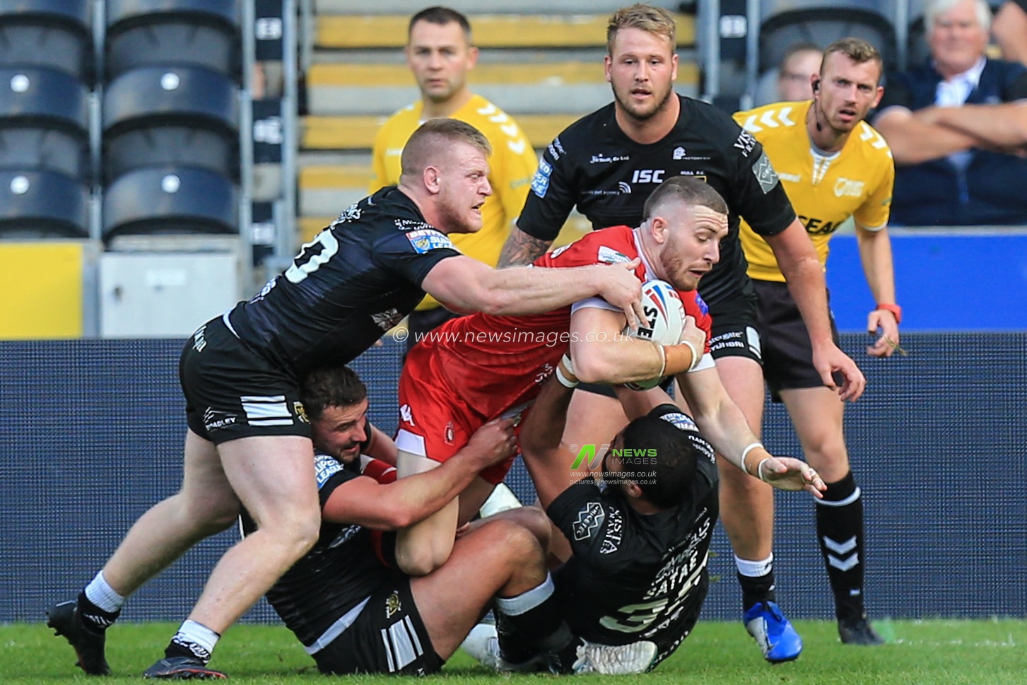 17th August 2019 , KCOM Stadium, Hull, England;  Betfred Super League, Round 26, Hull FC vs Salford Red Devils ; Jackson Hastings (31) of Salford Red Devils is tackled by the Hull FC defence

Credit: David Greaves/News Images