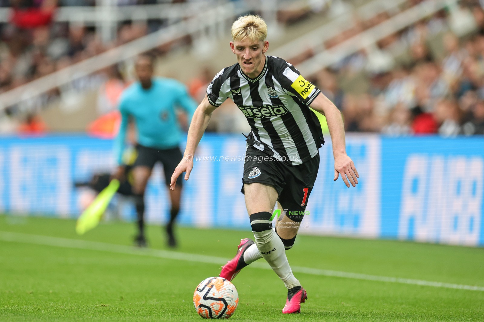 Anthony Gordon #10 of Newcastle United breaks with the ball during the Premier League match Newcastle United vs Liverpool at St. James's Park, Newcastle, United Kingdom, 27th August 2023

(Photo by Mark Cosgrove/News Images)
