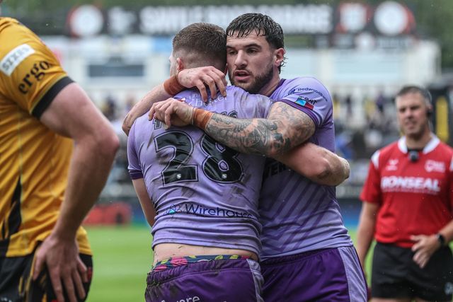 Jake Thewlis of Warrington Wolves celebrates his try during the Betfred Super League round 19 match Castleford Tigers vs Warrington Wolves at The Mend-A-Hose Jungle, Castleford, United Kingdom, 20th July 2025

(Photo by Alfie Cosgrove/News Images)