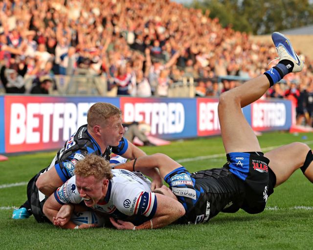 Lachlan Walmsley of Wakefield Trinity scores a try during the Betfred Super League round 20 match Wakefield Trinity vs Leeds Rhinos at DIY Kitchens Stadium, Wakefield, United Kingdom, 24th July 2025(Photo by Sam Eaden/News Images)