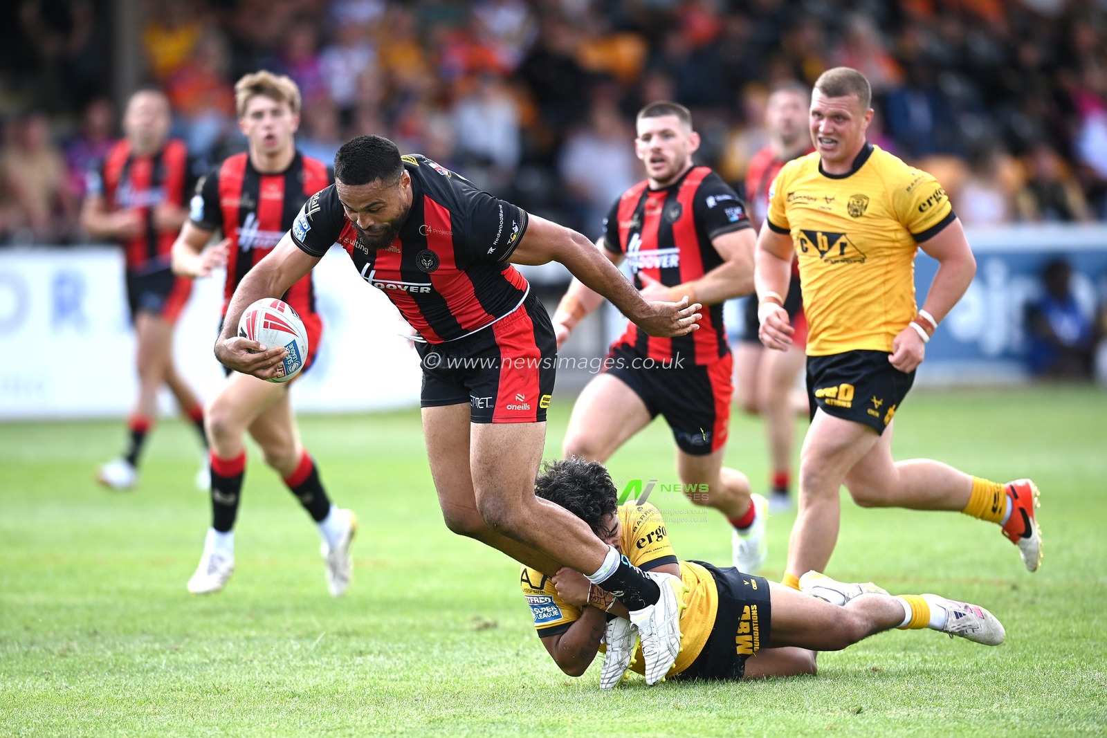 Toafofoa Sipley of Warrington Wolves runs with the ball whilst under pressure during the Betfred Super League round 21 match Castleford Tigers vs Warrington Wolves at OneBore Stadium, Castleford, Untied Kingdom on 01 August 2026

(Photo by Ben Roberts/News Images)
