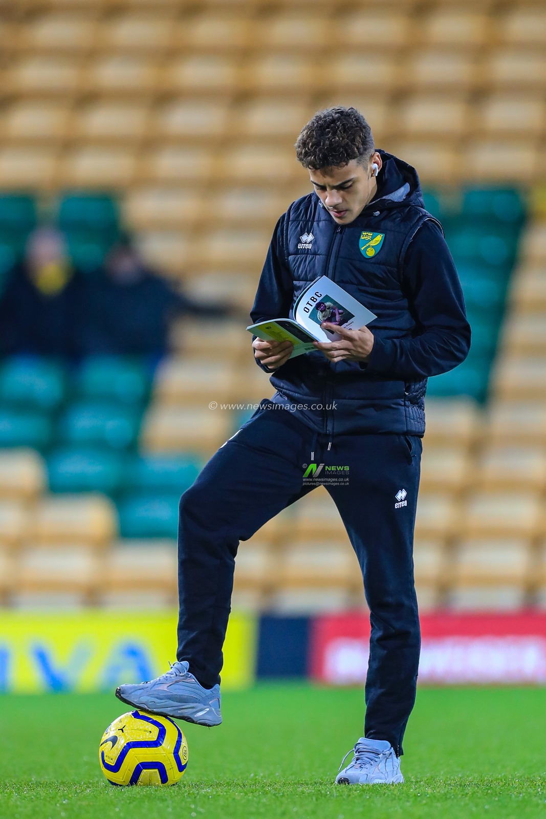28th December 2019, Carrow Road, Norwich, England; Premier League, Norwich City v Tottenham Hotspur : Max Aarons (02) of Norwich City reads the programme ahead of kick-off


Credit: Georgie Kerr/News Images