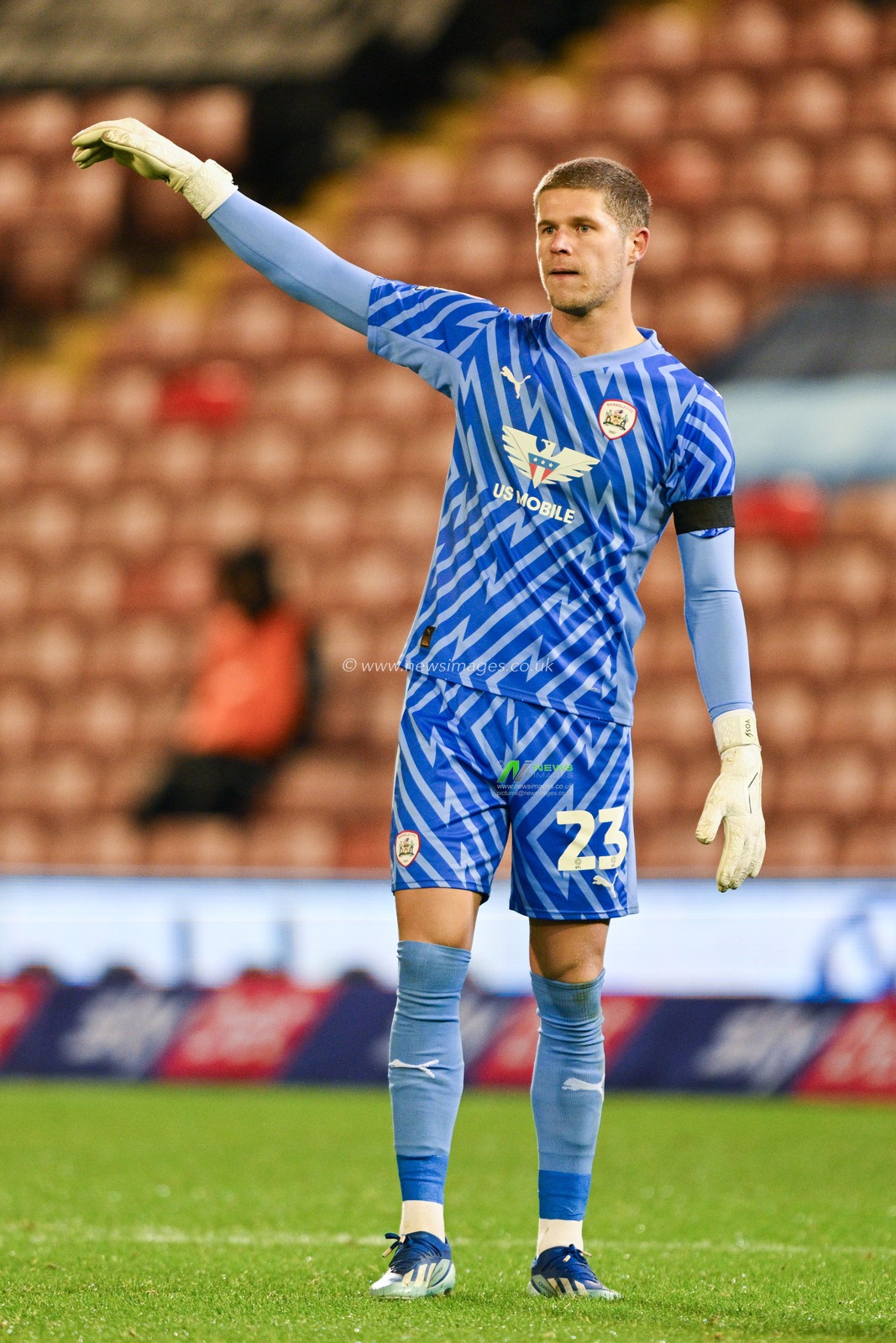 Ben Killip #23 of Barnsley, during the Sky Bet League 1 match Barnsley vs Wycombe Wanderers at Oakwell, Barnsley, United Kingdom, 28th November 2023

(Photo by Cody Froggatt/News Images)