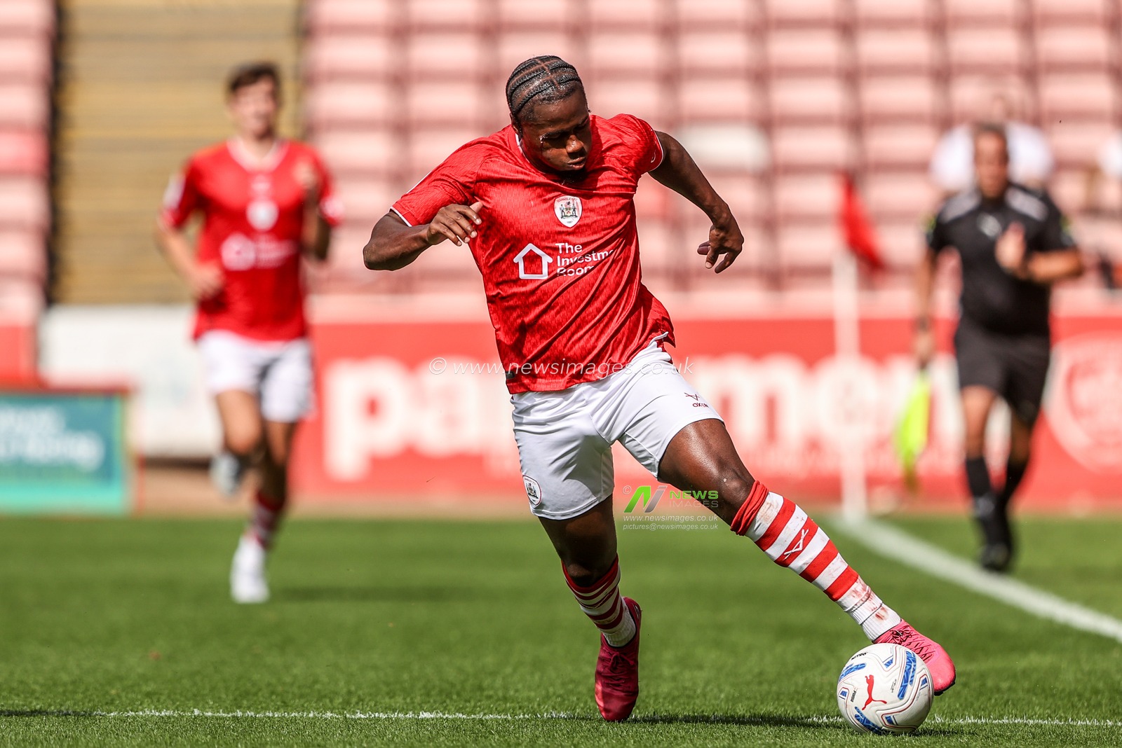 Reyes Cleary of Barnsley breaks with the ball during the Sky Bet League One match Barnsley vs Bromley at Oakwell, Barnsley, United Kingdom on 15 August 2026

(Photo by Alfie Cosgrove/News Images)