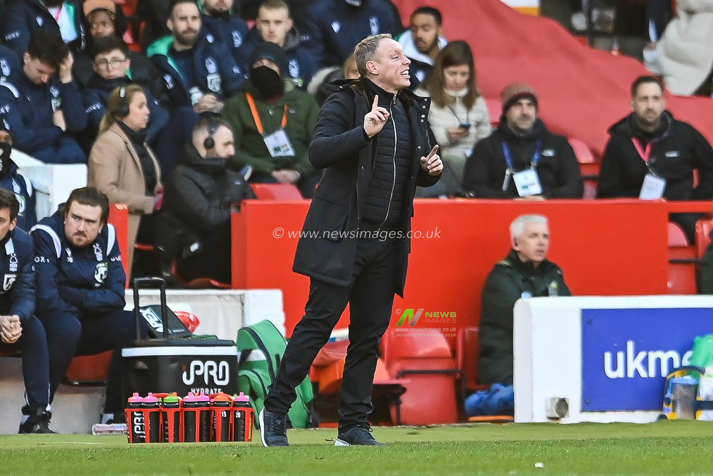 Steve Cooper manager of Nottingham Forest gives his team instructions