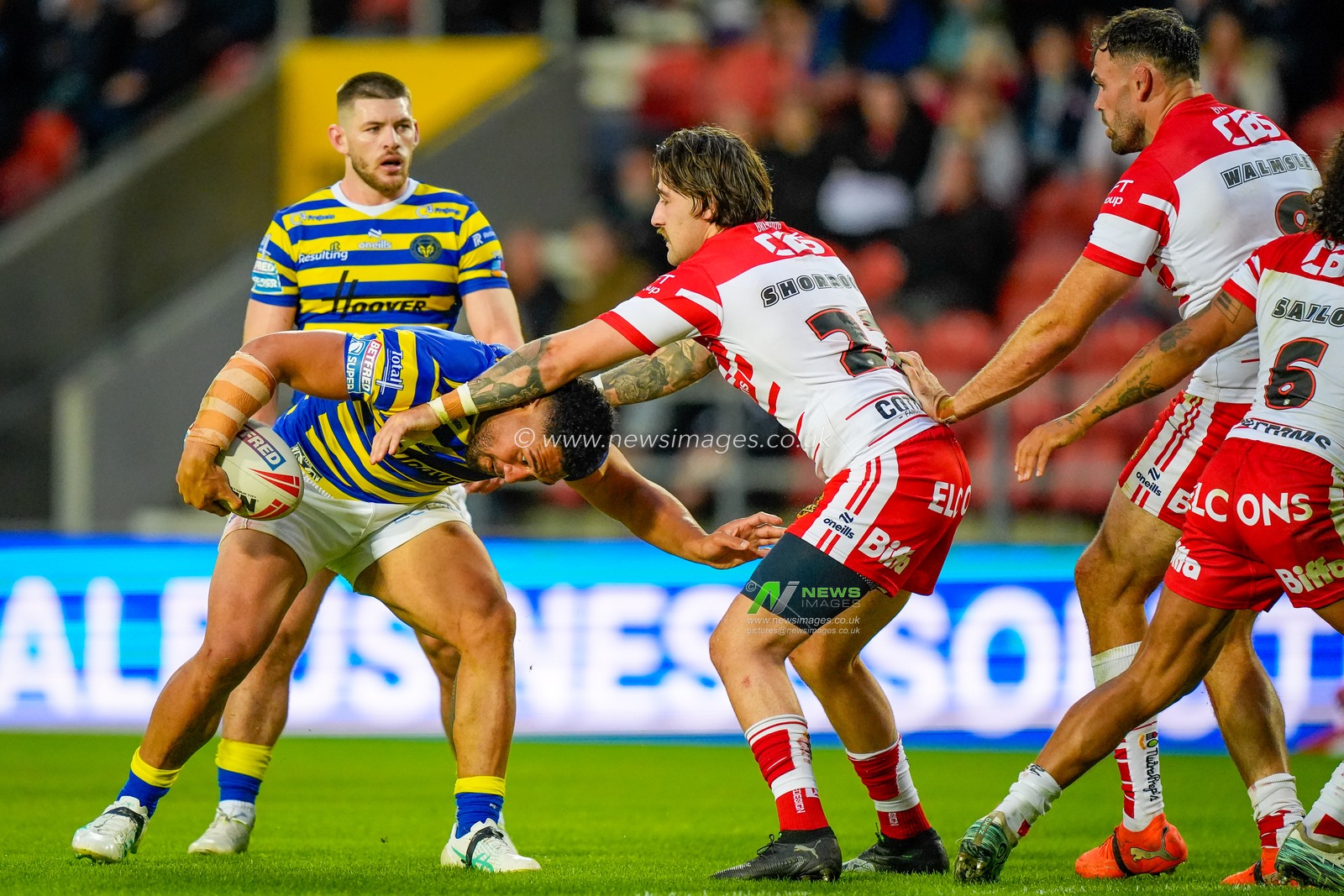 Kelepi Tanginoa of Warrington Wolves battles for the ball with Jake Burns of St Helens R.F.C. during the Betfred Super League round 14 match St Helens vs Warrington Wolves at The BrewDog Stadium, St Helens, United Kingdom on 11 June 2026

(Photo by Maynard Manyowa/News Images)