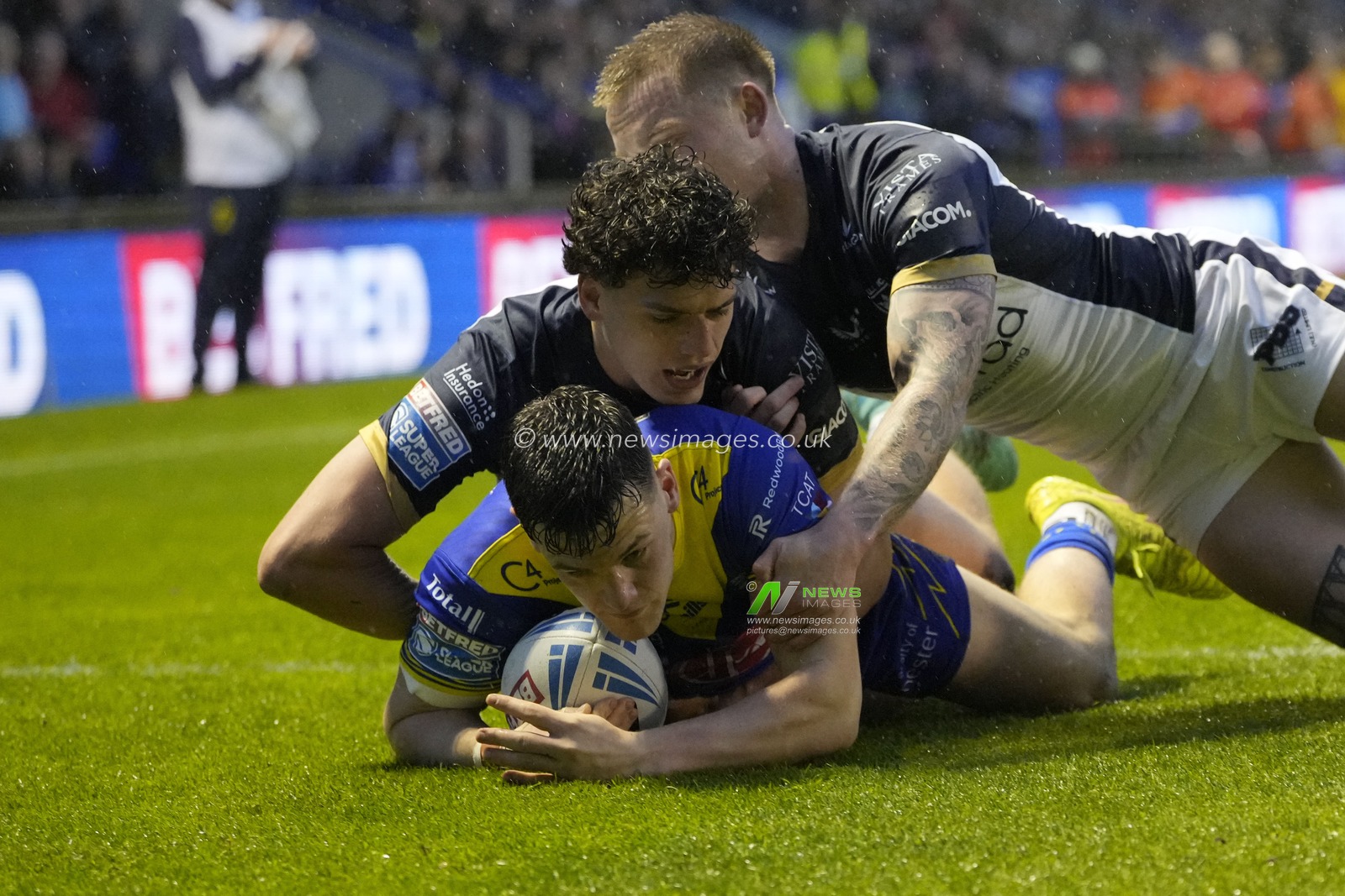 Josh Thewlis of Warrington Wolves dives over the line to score a try during the Betfred Super League Round 10 match Warrington Wolves vs Hull FC at Halliwell Jones Stadium, Warrington, United Kingdom, 3rd May 2024

(Photo by Steve Flynn/News Images)