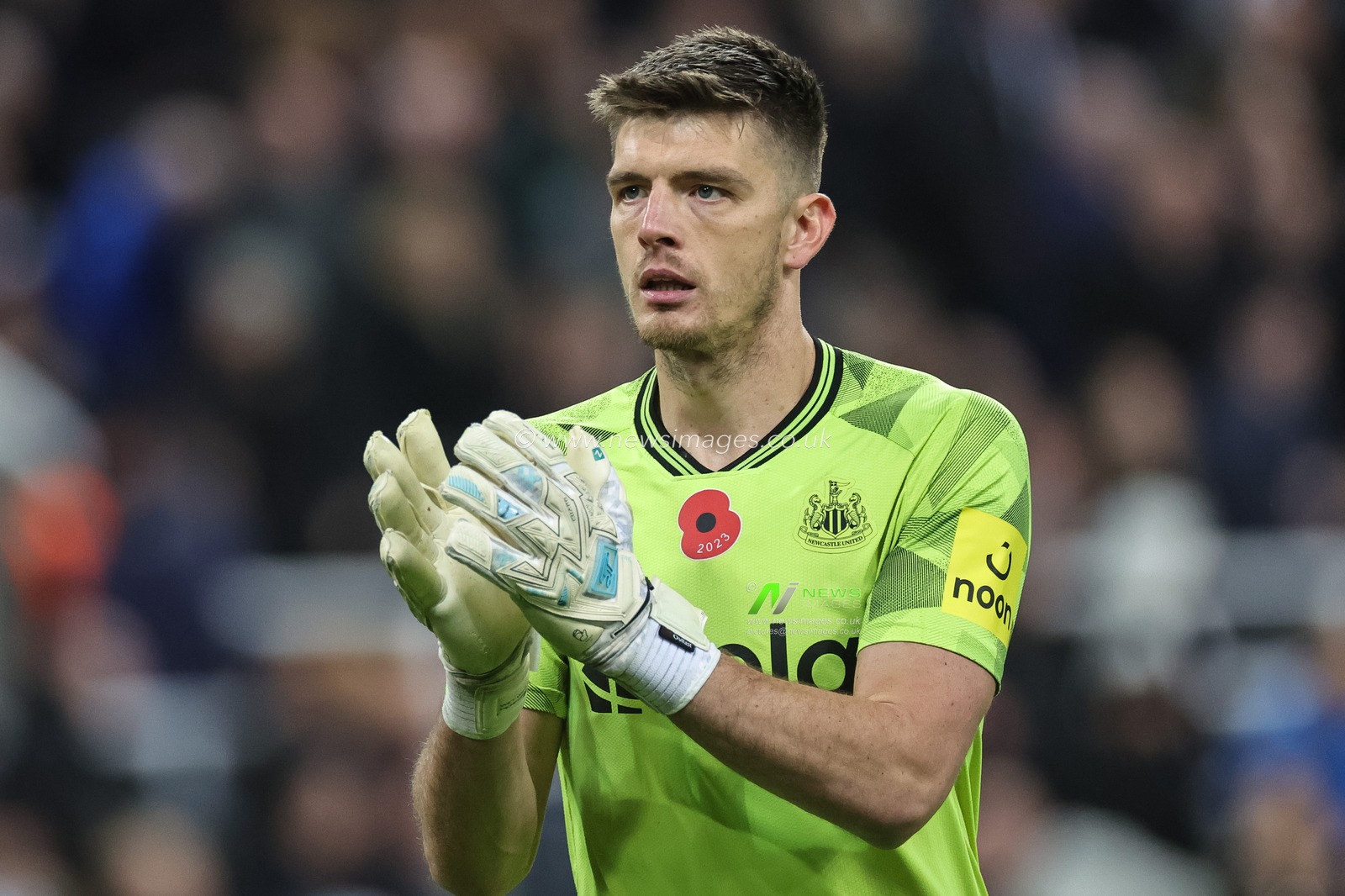 Nick Pope #22 of Newcastle United applauds the home fans during the Premier League match Newcastle United vs Arsenal at St. James's Park, Newcastle, United Kingdom, 4th November 2023

(Photo by Mark Cosgrove/News Images)