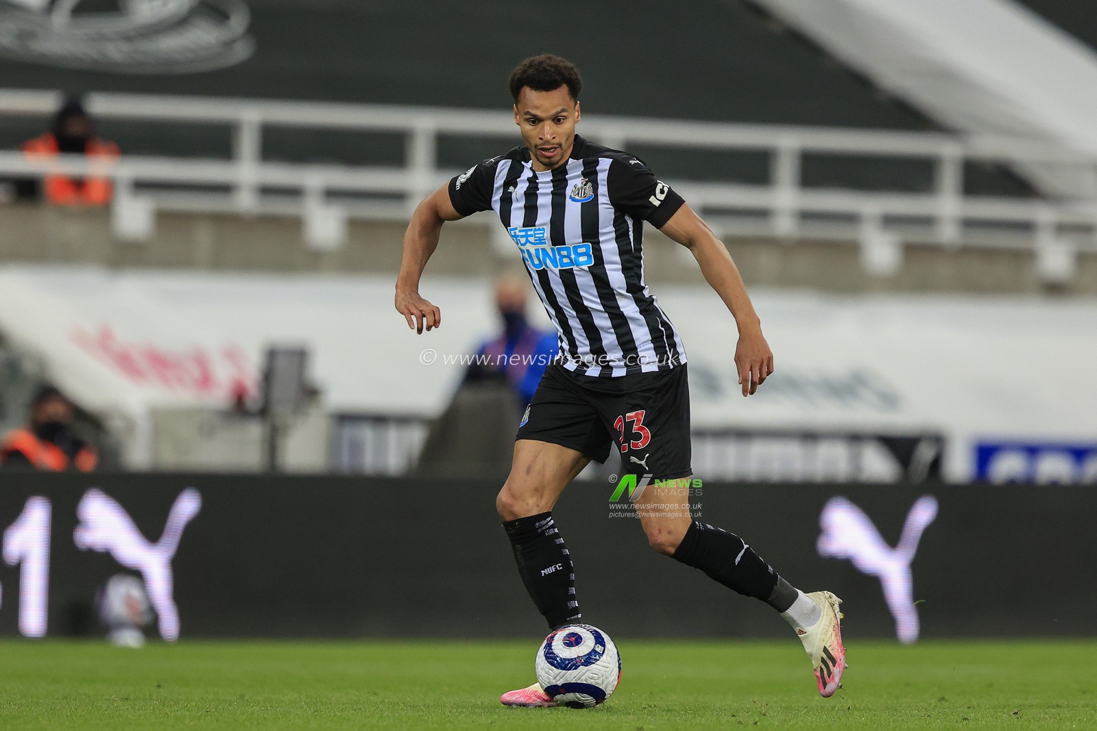 Jacob Murphy #23 of Newcastle United in possession of the ball