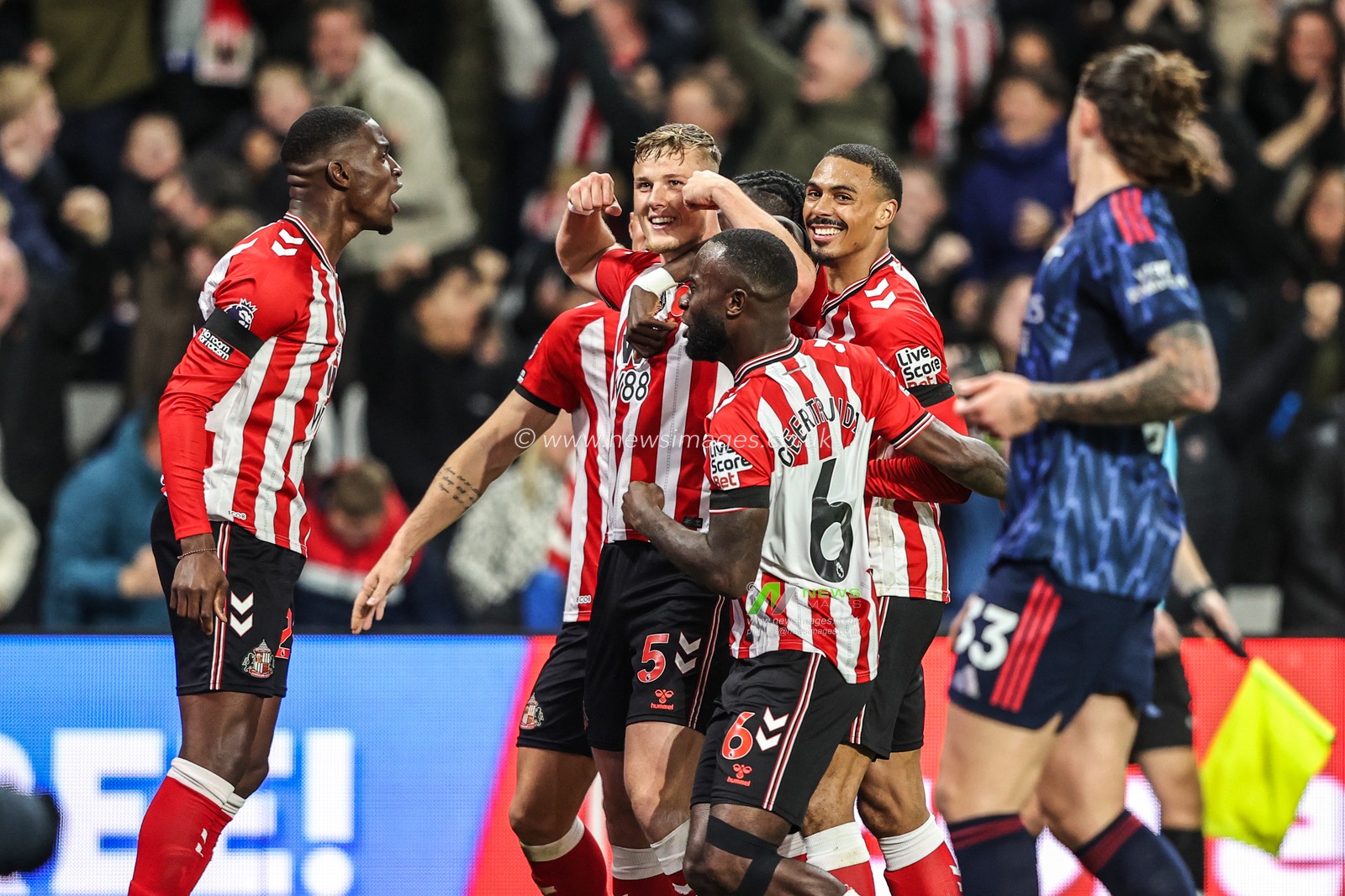 Daniel Ballard of Sunderland celebrates his goal to make it 1-0 during the Premier League match Sunderland vs Arsenal at Stadium Of Light, Sunderland, United Kingdom, 8th November 2025

(Photo by Alfie Cosgrove/News Images)

*** GER AUT SUI OUT ***