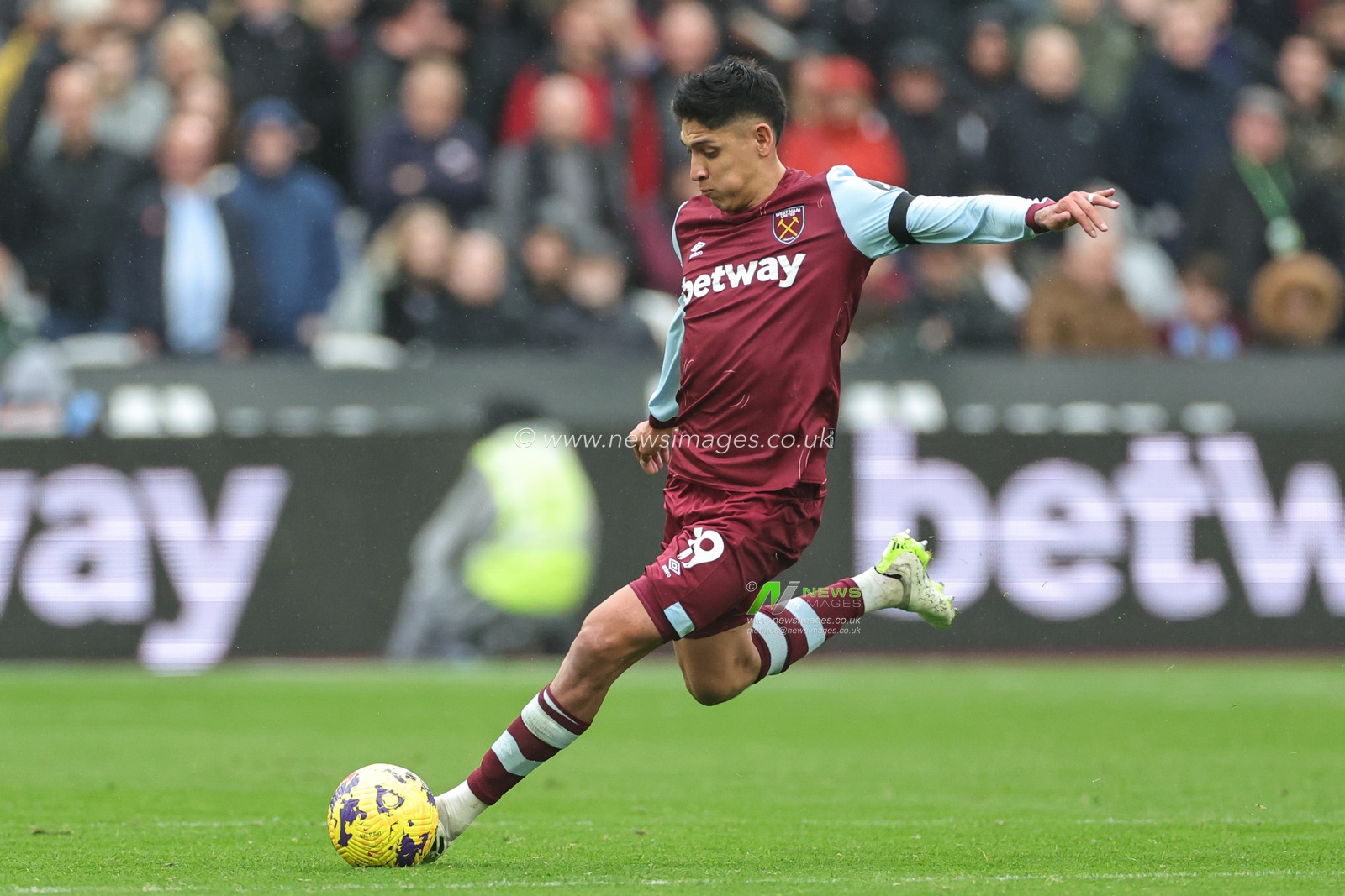 Edson Ãlvarez #19 of West Ham United clears the ball during the Premier League match West Ham United vs Everton at London Stadium, London, United Kingdom, 29th October 2023

(Photo by Mark Cosgrove/News Images)