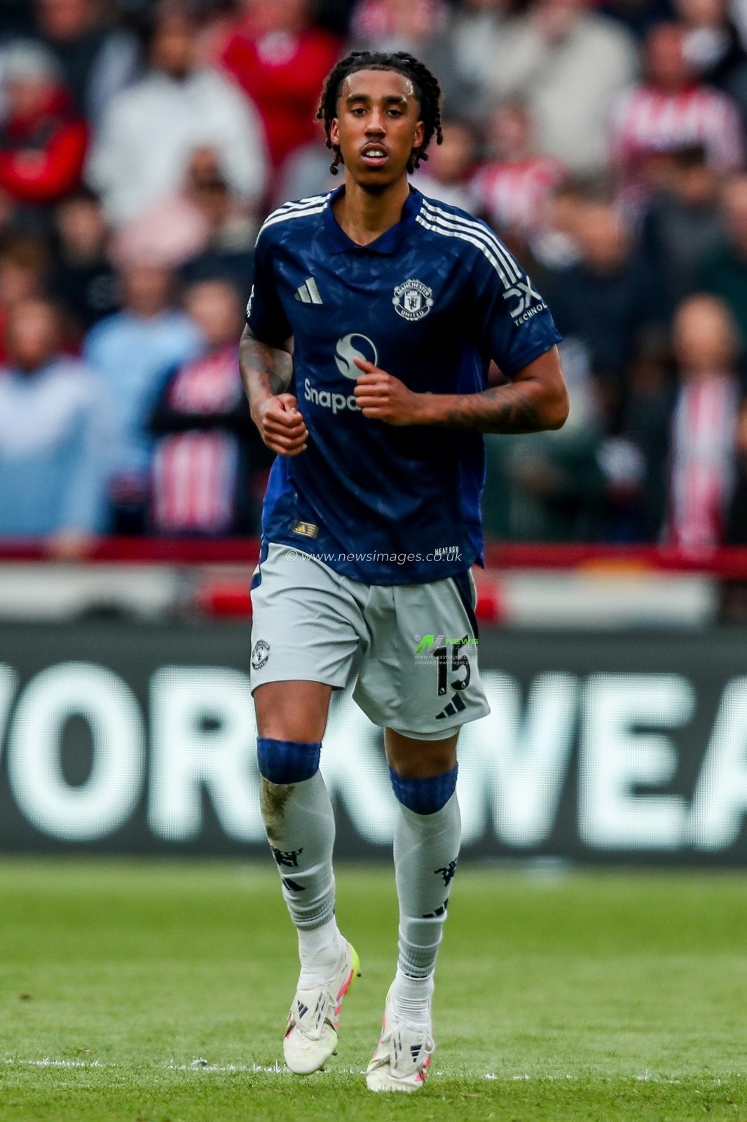 Leny Yoro of Manchester United in action during the Premier League match Brentford vs Manchester United at The Gtech Community Stadium, London, United Kingdom, 4th May 2025

(Photo by Izzy Poles/News Images)
