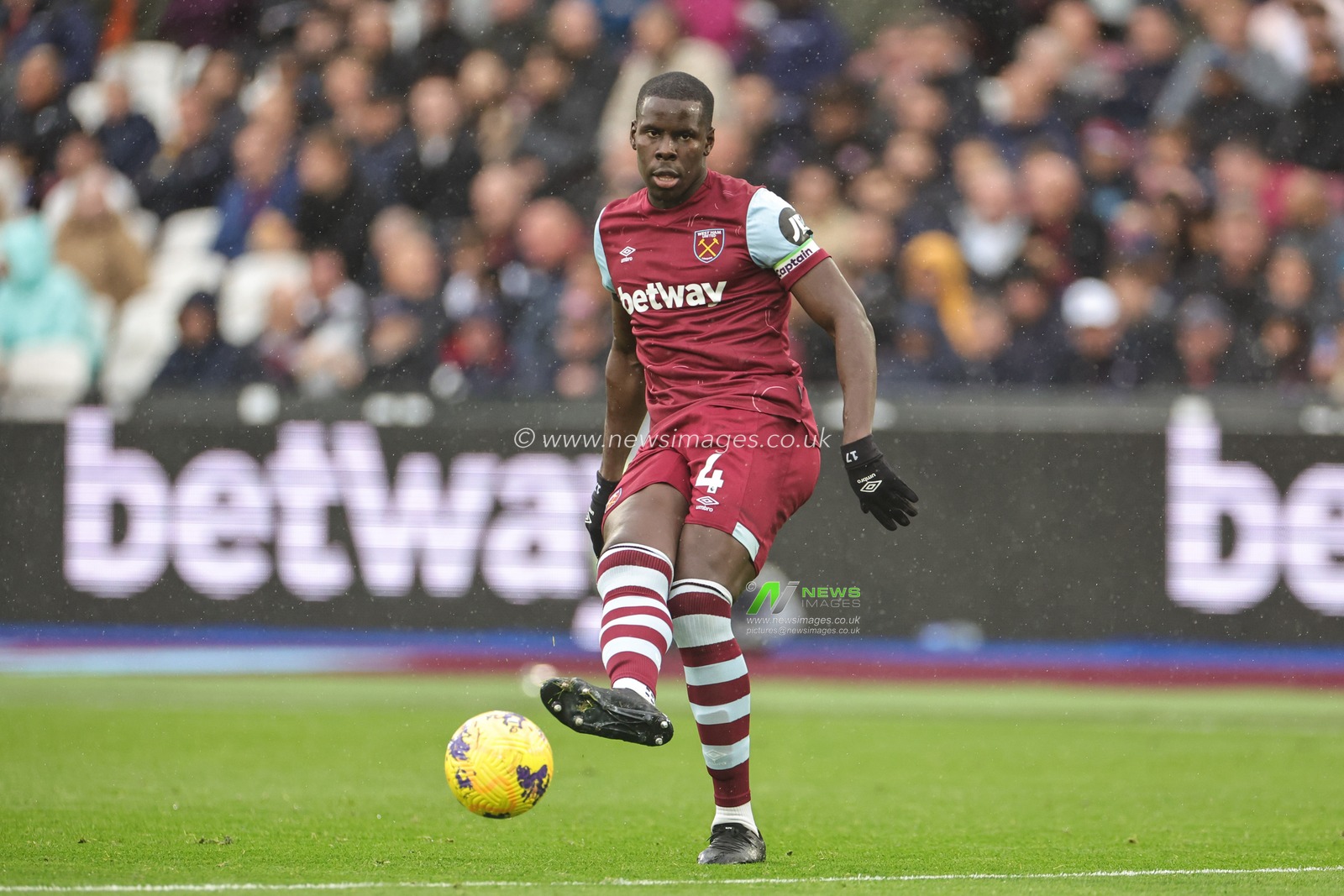 Kurt Zouma #4 of West Ham United passes the ball during the Premier League match West Ham United vs Everton at London Stadium, London, United Kingdom, 29th October 2023

(Photo by Mark Cosgrove/News Images)